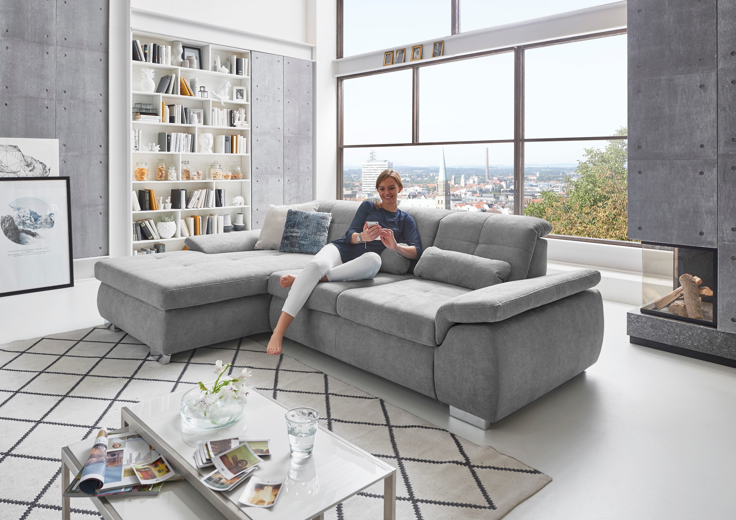 Die PlanBar Ecksofa "MP-IN16037 L-Form, Breite 289 cm, mit Federkern-Polsterung" mit Sitztiefenverstellung & Zierkissen