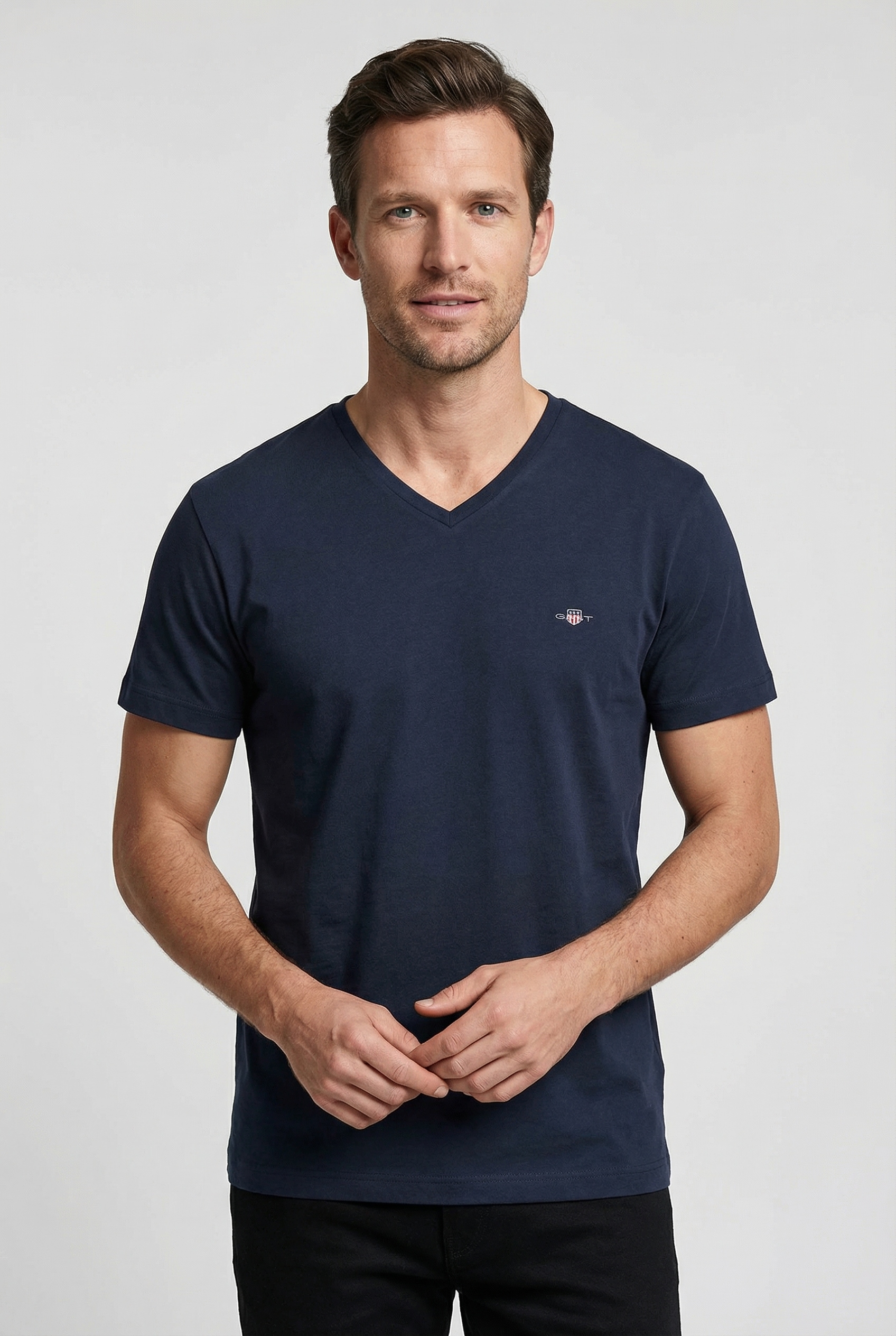 Gant T-Shirt "Slim Shield V-Neck T-Shirt" Mit Einer Kleinen Logostickerei Auf Der Brust