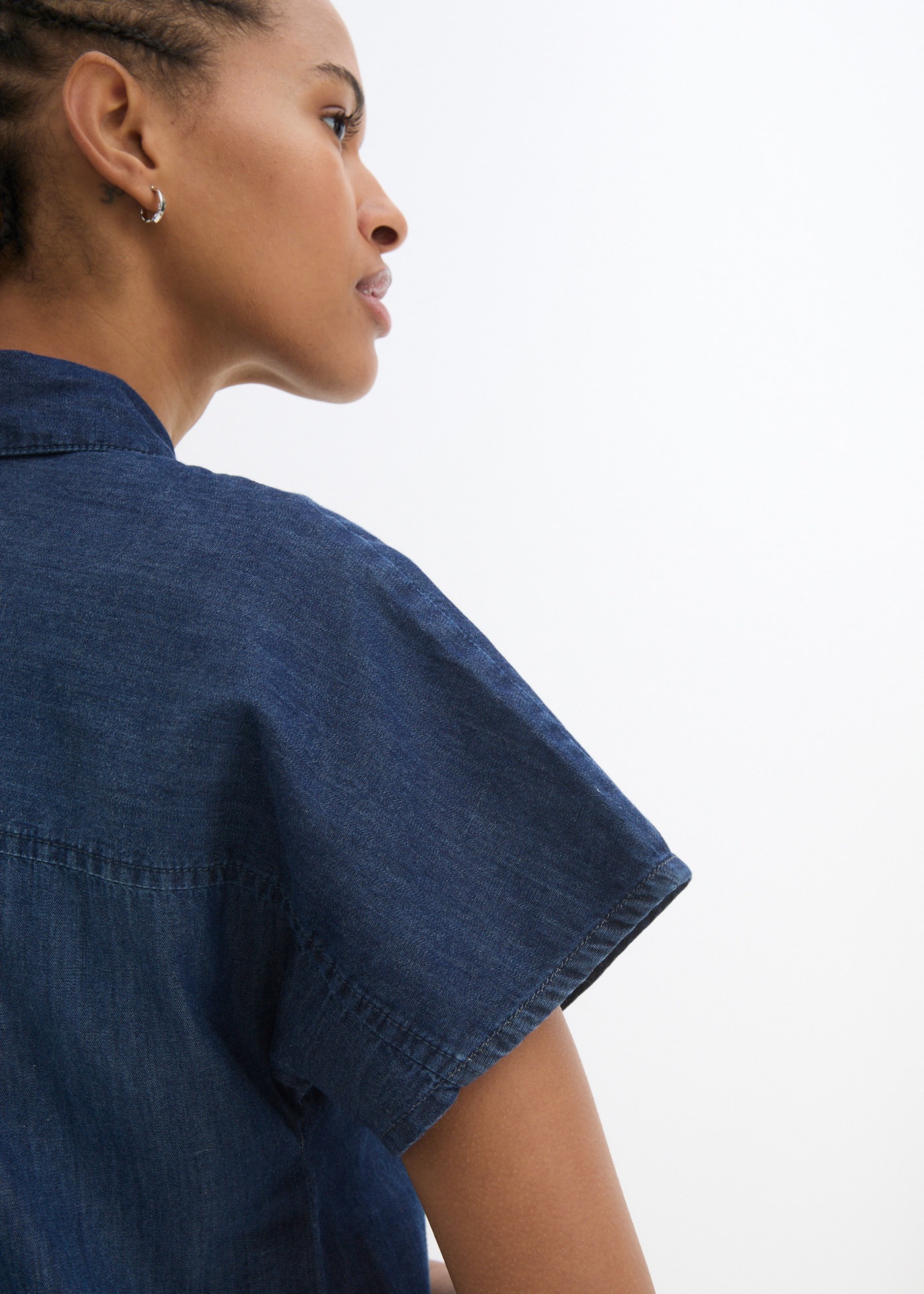 bonprix Jeanskleid für warme Tage, mit kurzem Arm, aus Baumwolle, mit Hemdblusenkragen