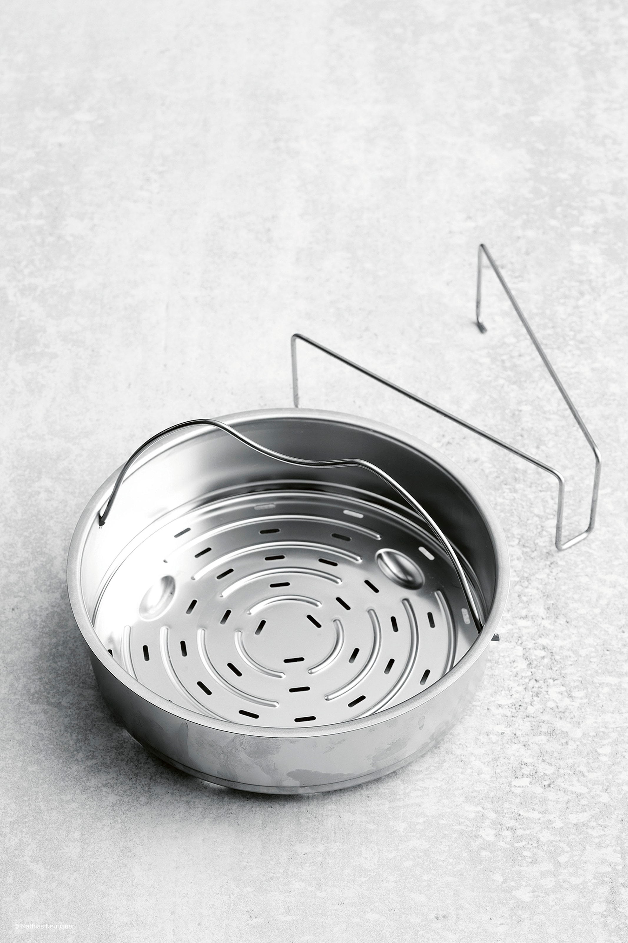 Fissler Schnellkochtopf »Vitaquick® Premium«, Edelstahl 18/10, (3 tlg., 1 Schnellkochtopf 2,5 L, 1 Metalldeckel, 1 Dünsteinsatz), Made in Germany, mit gelochtem Einsatz