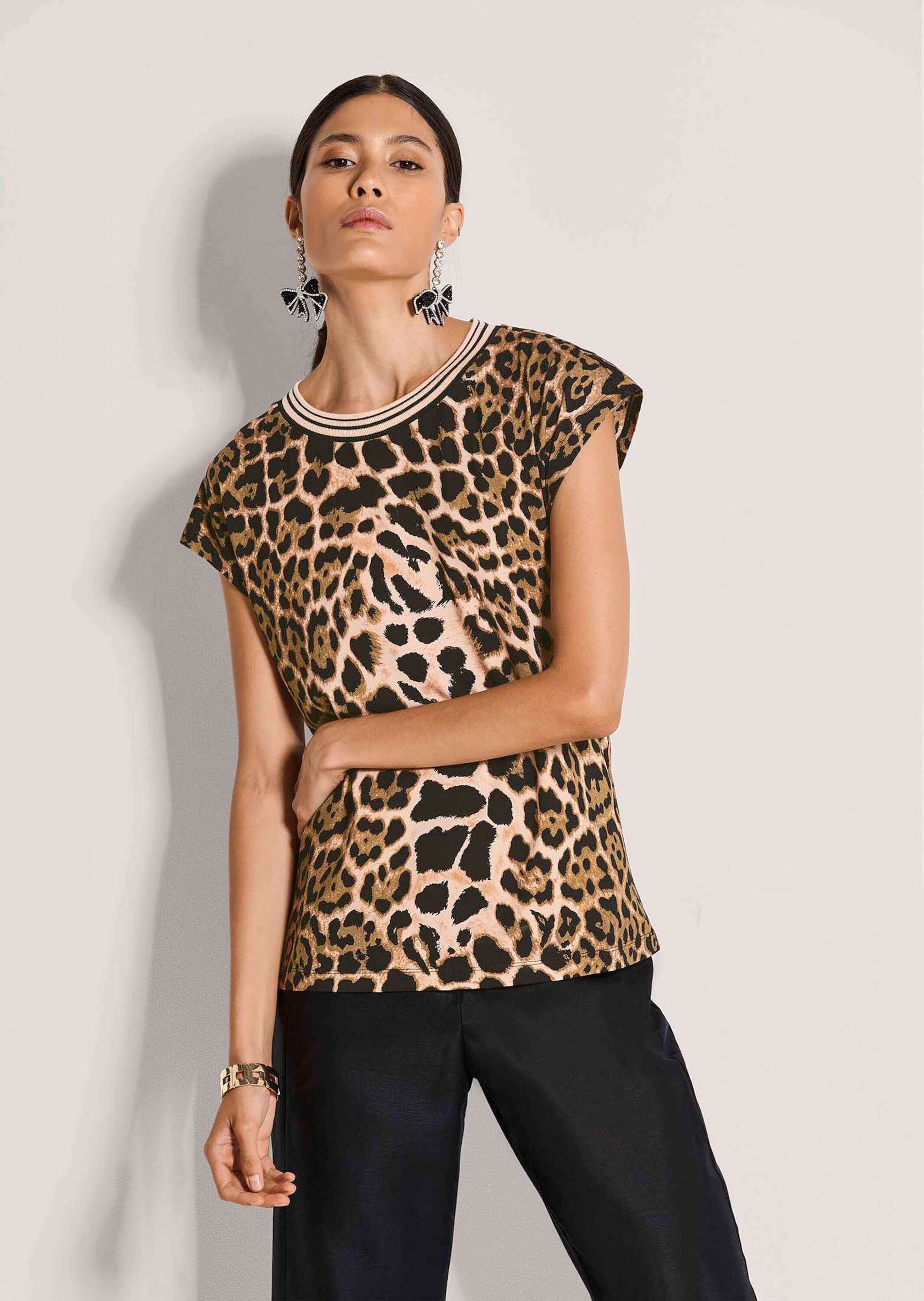 MADELEINE Kurzarmshirt »Shirt Kurzarm Shirt mit Leo-Print« Geringelte Blende