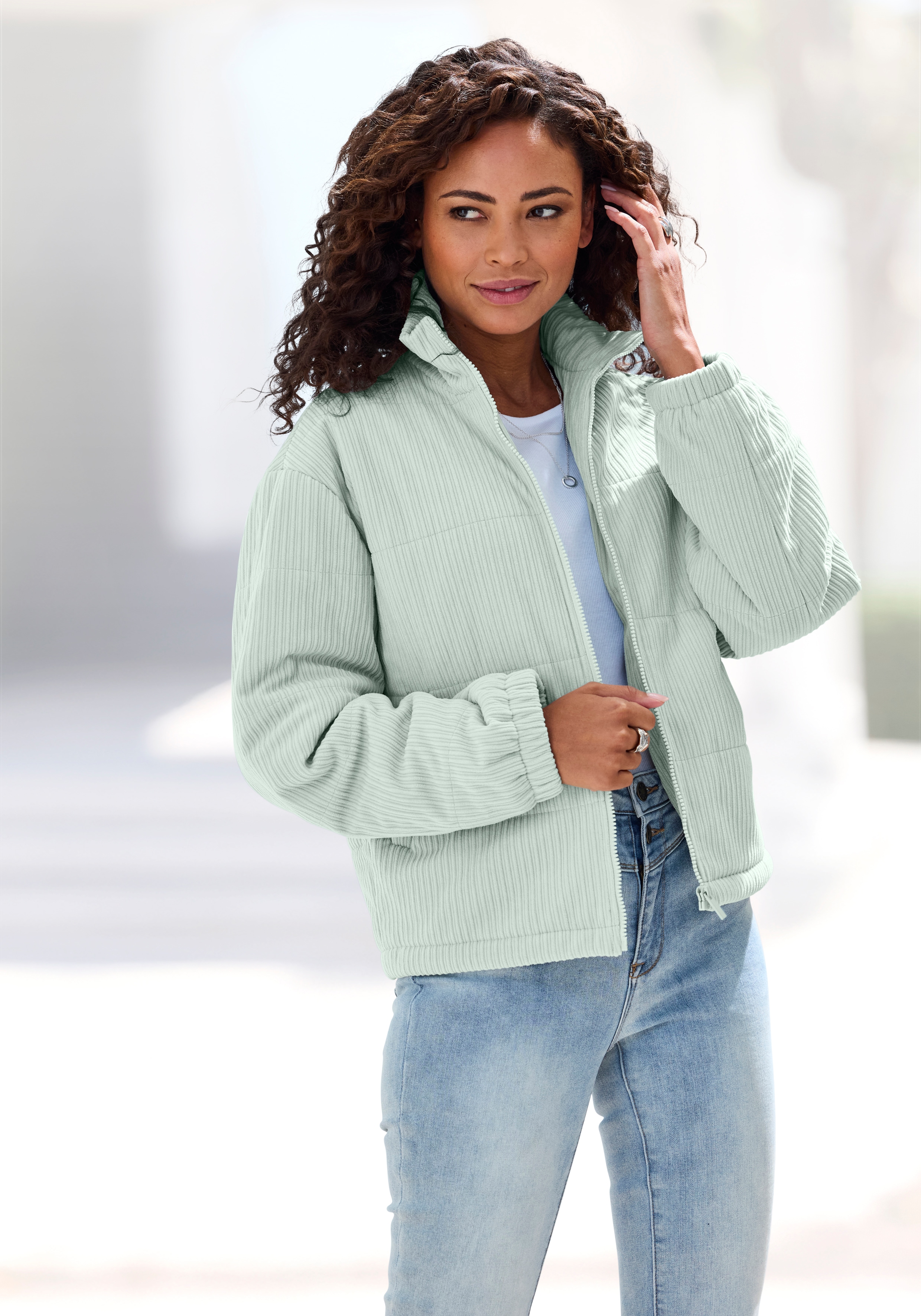 Buffalo Cordjacke "mit Reißverschluss und Eingrifftaschen" Leicht wattierte Übergangsjacke aus weichem Cordstoff, Frühlingsjacke