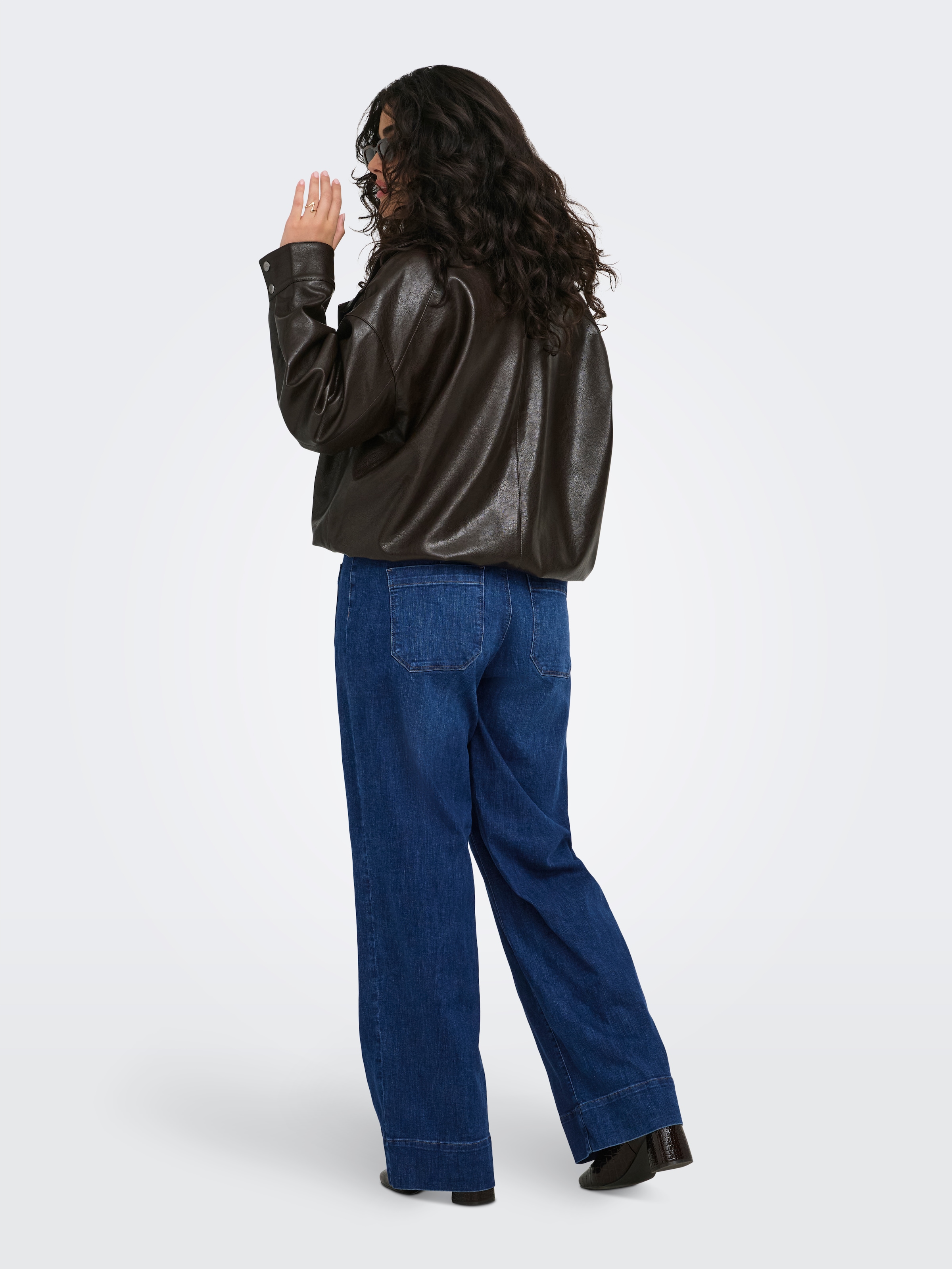 ONLY CARMAKOMA High-waist-Jeans »CARMADISON-WAUW HW POCKET WIDE BOX NOOS« Baumwollmischung, High Waist, sanft gewaschener dunkler Denim-Look