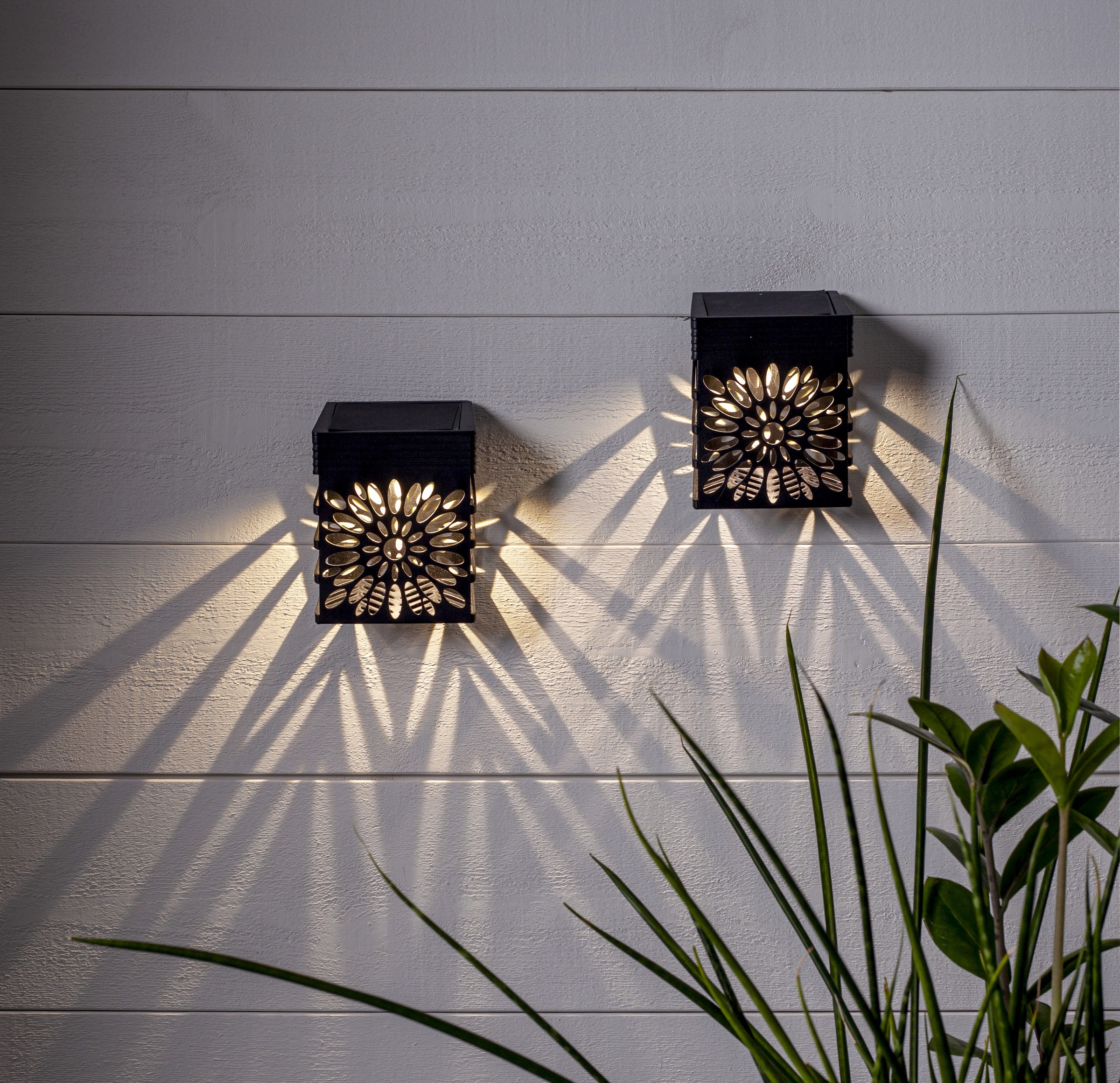 Parforce Traditional Hunting LED Solarleuchte »Solar-Wandleuchte Izola« LED-Board 2 Stk. Warmweiß 2er-Set, Dämmerungssensor, dekoratives Muster