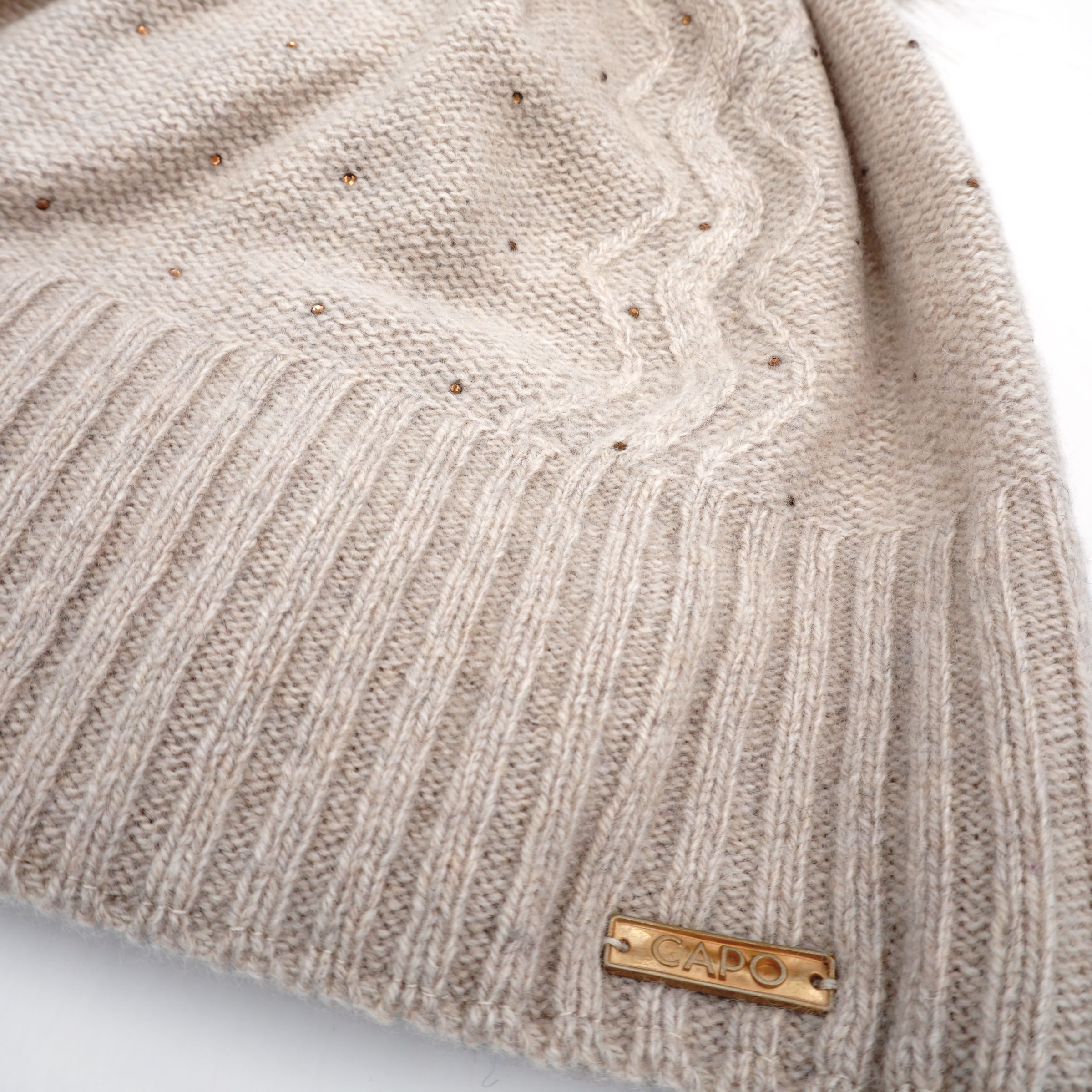 CAPO Strickmütze Mütze, Kaschmir-Wolle-Mischung, Studs, Fake-Fur