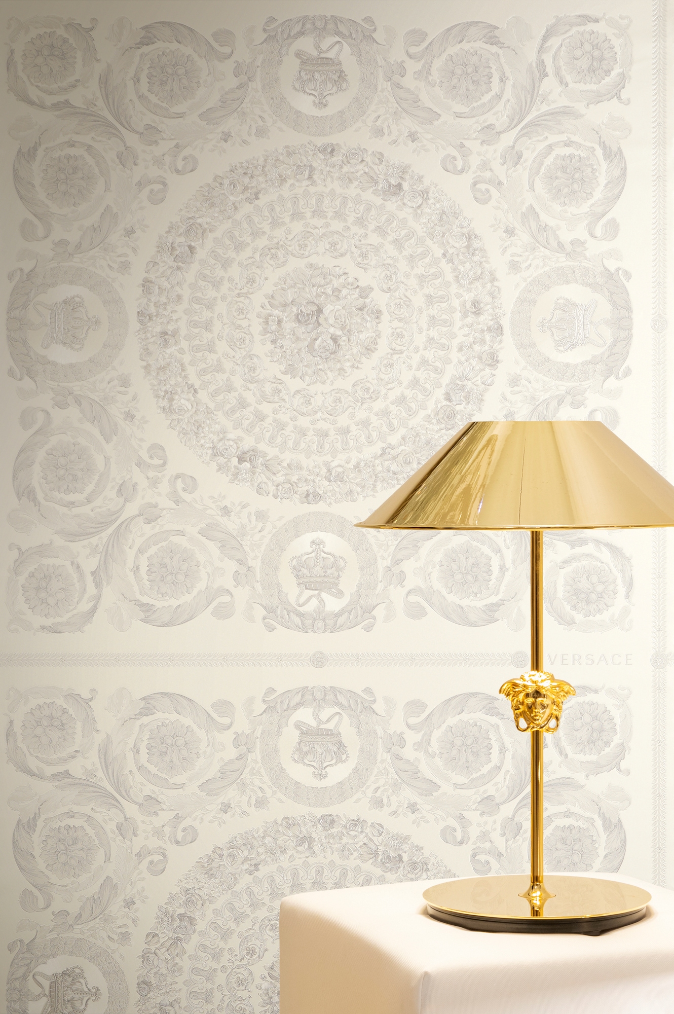 Versace Vliestapete »Versace 6 Heritage –« 3D-Optik | Barock | Motiv geprägt Opulentes Medaillon-Design mit Glanz & fein strukturierter Oberfläche