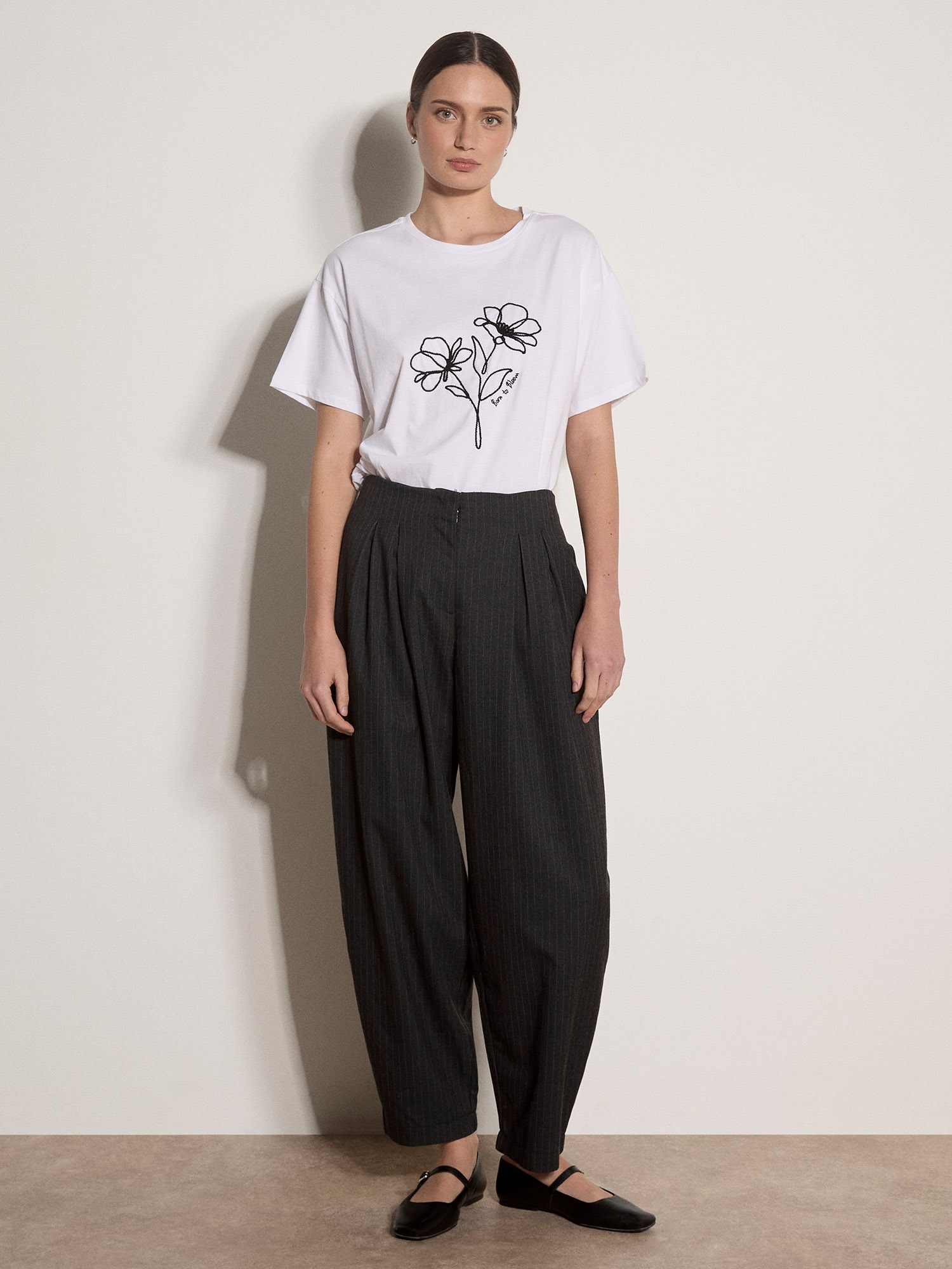 Apricot T-Shirt »Shirt mit Blumenstickerei "Born To Bloom"«