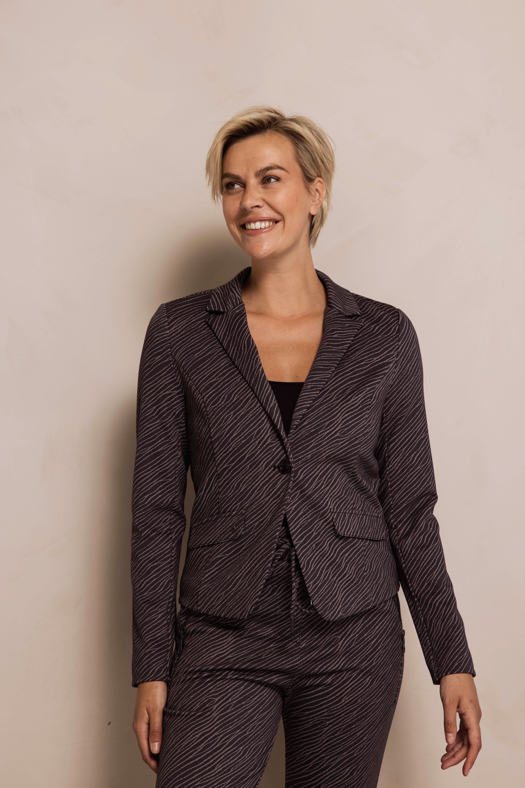 Zhrill Kurzblazer "ZHBETSY" grafisches Allover-Muster, tailliert günstig online kaufen