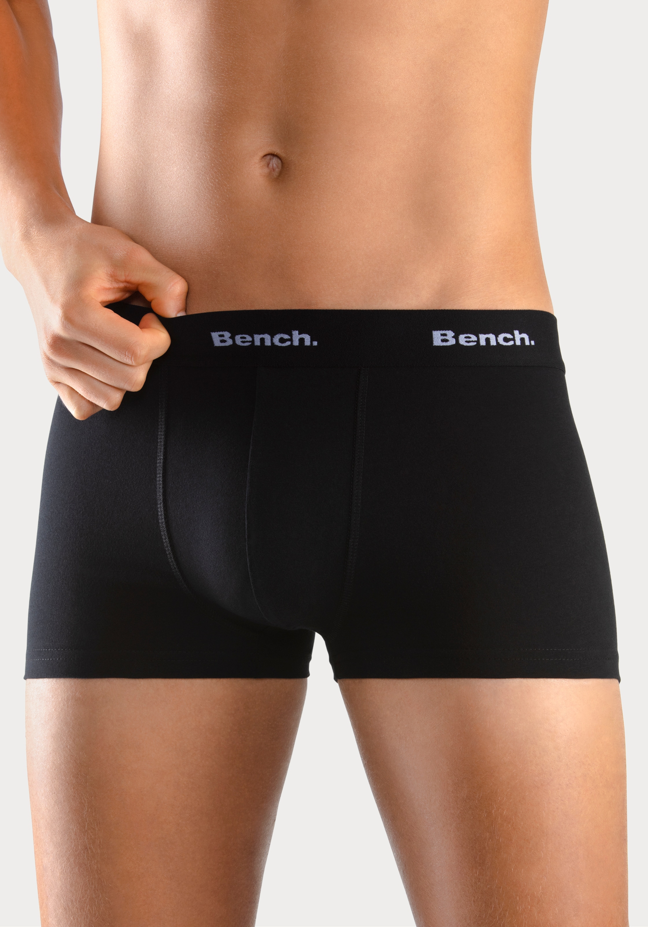 Bench. Boxershorts, (Packung, 4 St.), in Hipster-Form mit kontrastfarbenem Bund