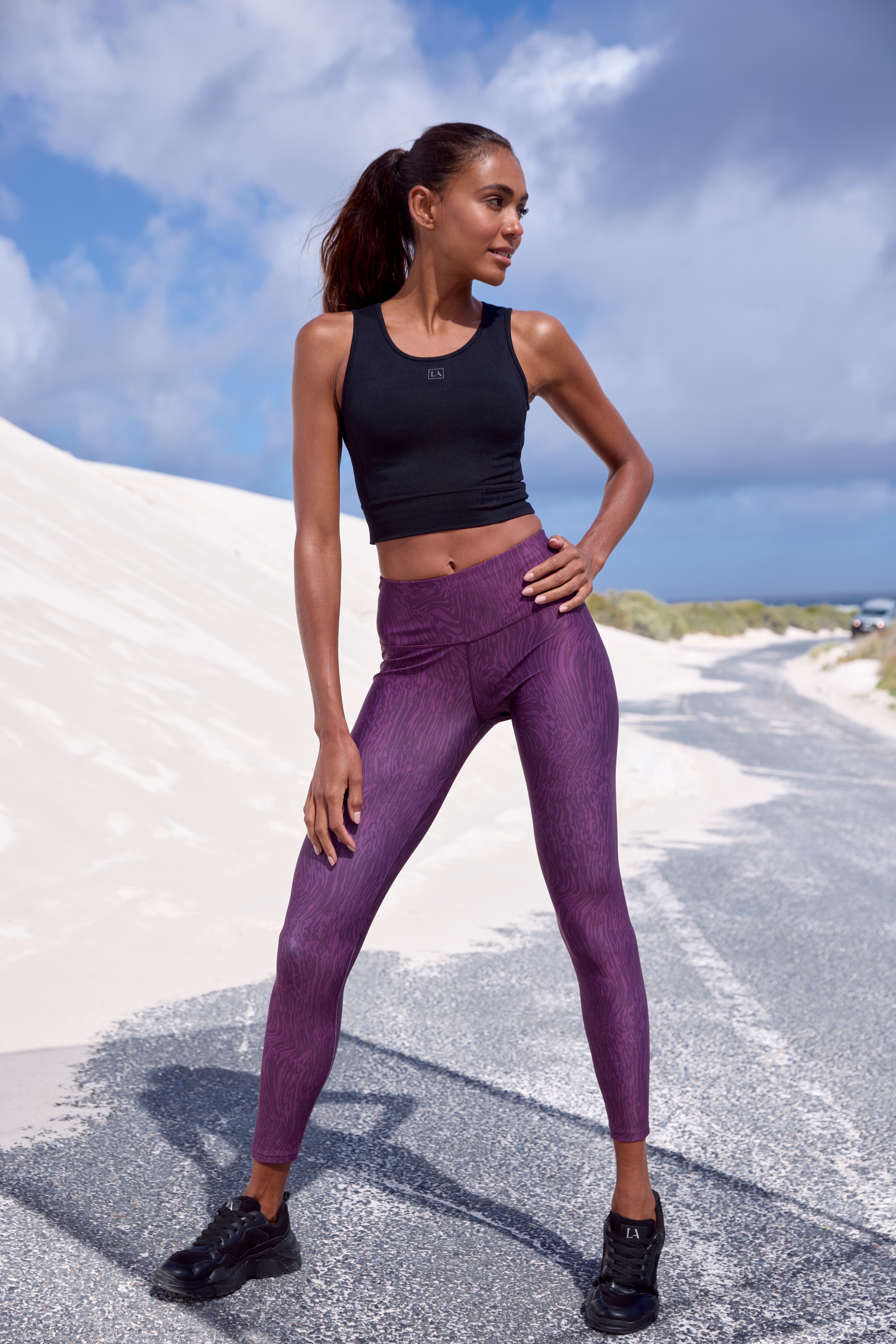 LASCANA ACTIVE Funktionsshirt, mit Cut Out am Rücken