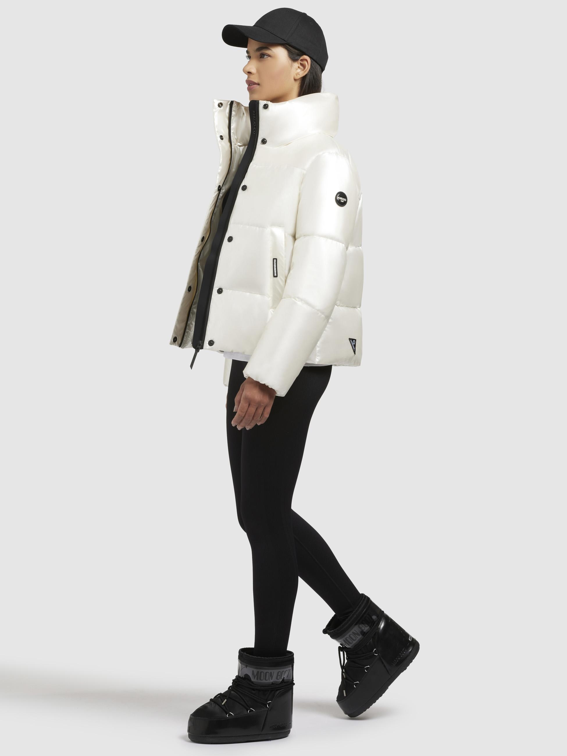 khujo Steppjacke »Rinja Shiny-YM«, ohne Kapuze, Glänzende kurze Winterjacke für Damen