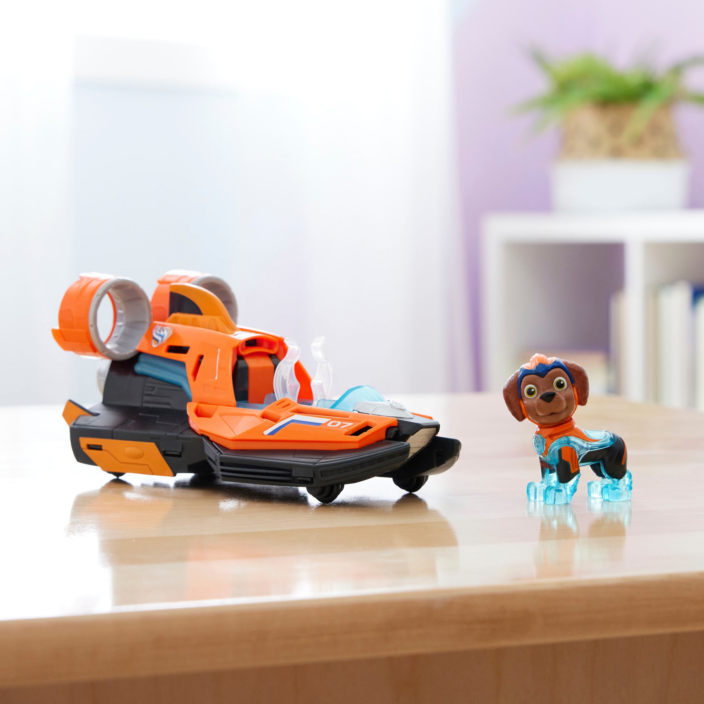 Spin Master Spielzeug-Auto »Paw Patrol - Movie II - Basic Themed Vehicles Zuma«, Speedboot mit Welpenfigur, Licht- und Soundeffekt