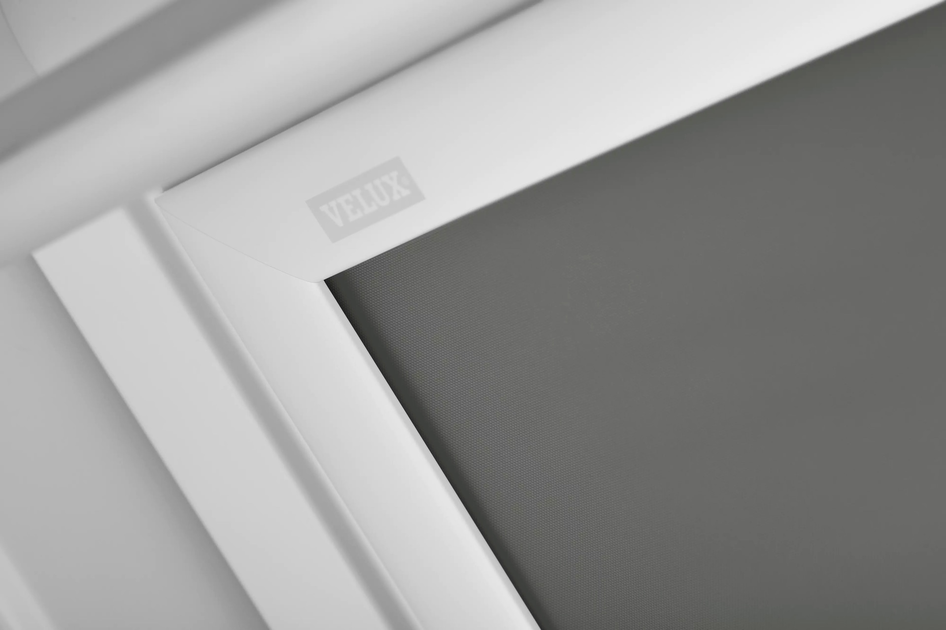 VELUX Verdunklungsrollo »DKL 0705SWL«, verdunkelnd, ohne Bohren, in Führungsschienen, Stoff grau mit alufarbenen Führungsschienen & Griffleiste