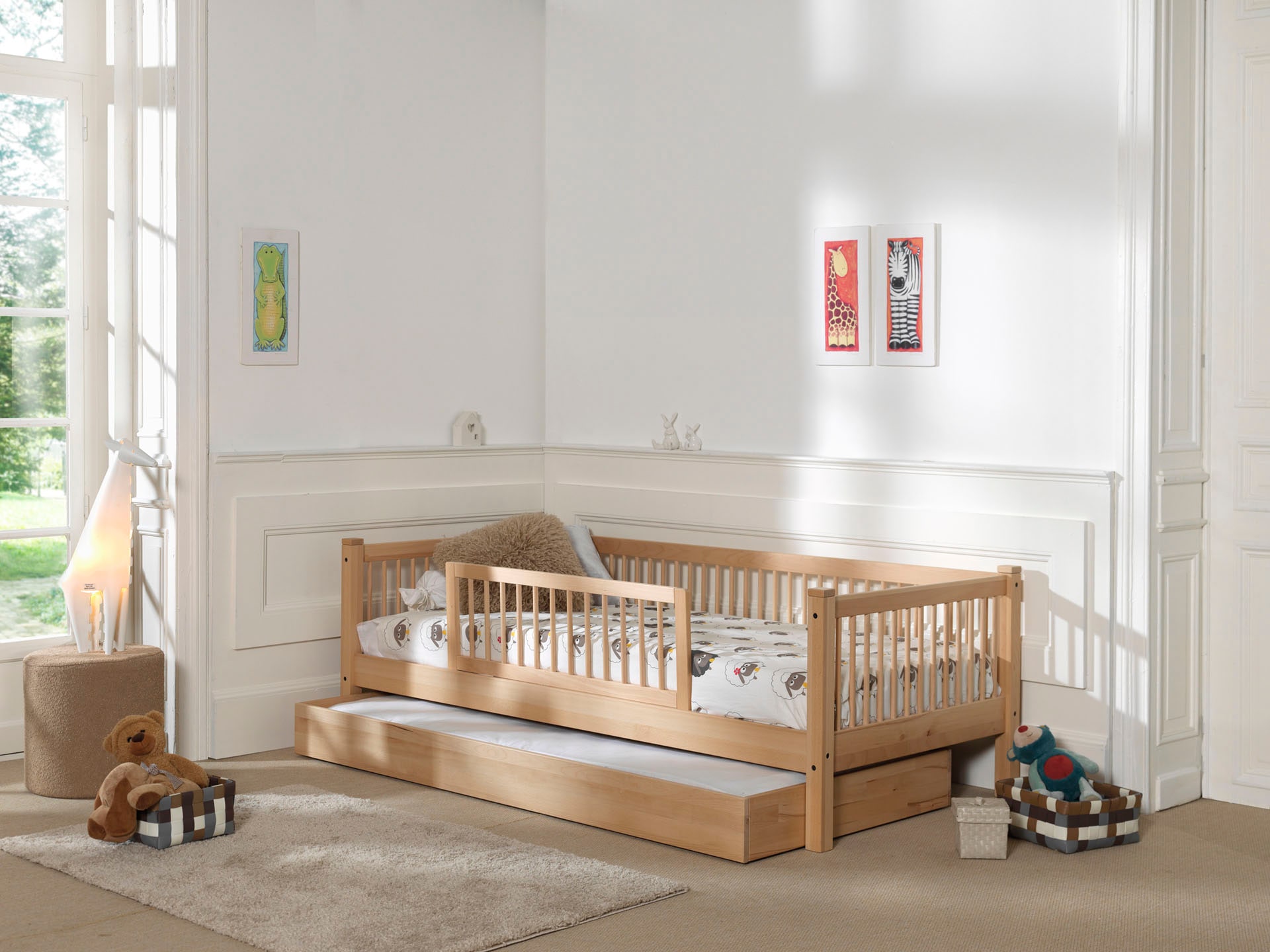 Vipack Daybett »Liegefläche 90x200 cm, inkl. Sprossenumrandung, Rausfallschutz vorne« Buche massiv, sehr stabil und standfest gebaut, inkl. Rolllattenrost,  die Bettschublade bietet Stauraum oder als Zusatzbett nutzbar