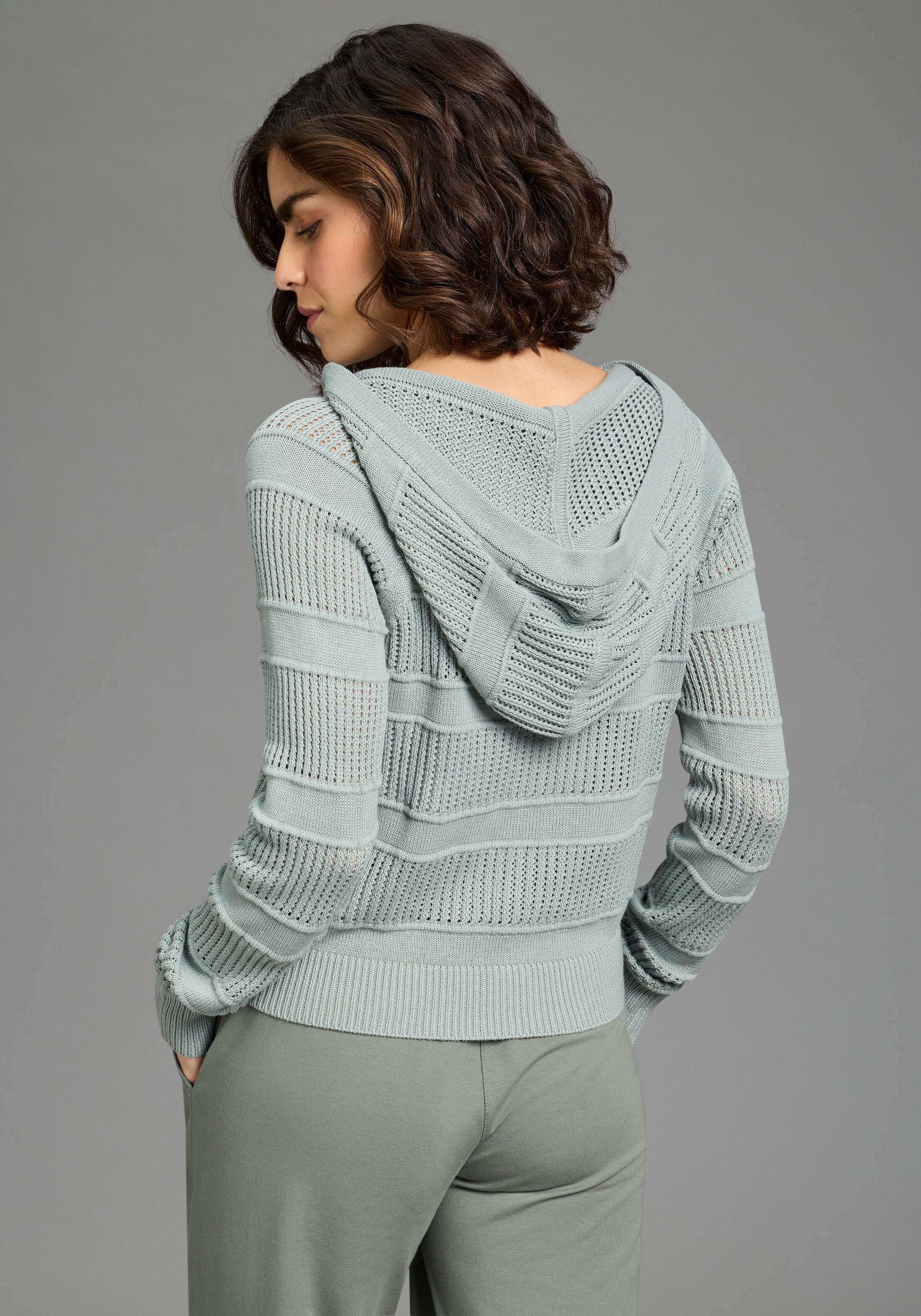 KangaROOS Ajourstrickjacke mit Kapuze, V-Ausschnitt mit Knopfleiste, aus Feinstrick, Langarm