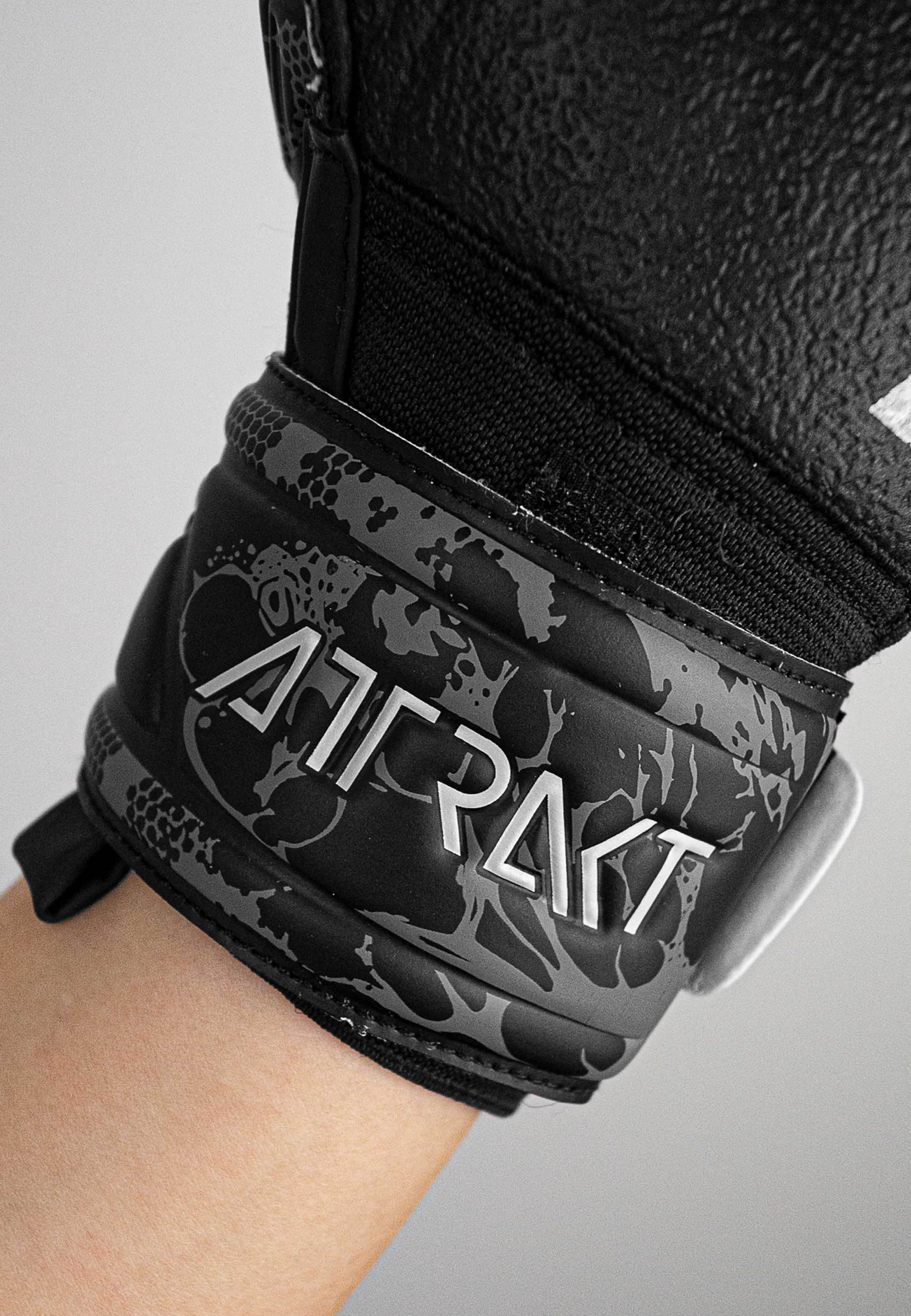 Reusch Torwarthandschuhe »Attrakt Resist Junior«, mit sehr gutem Grip