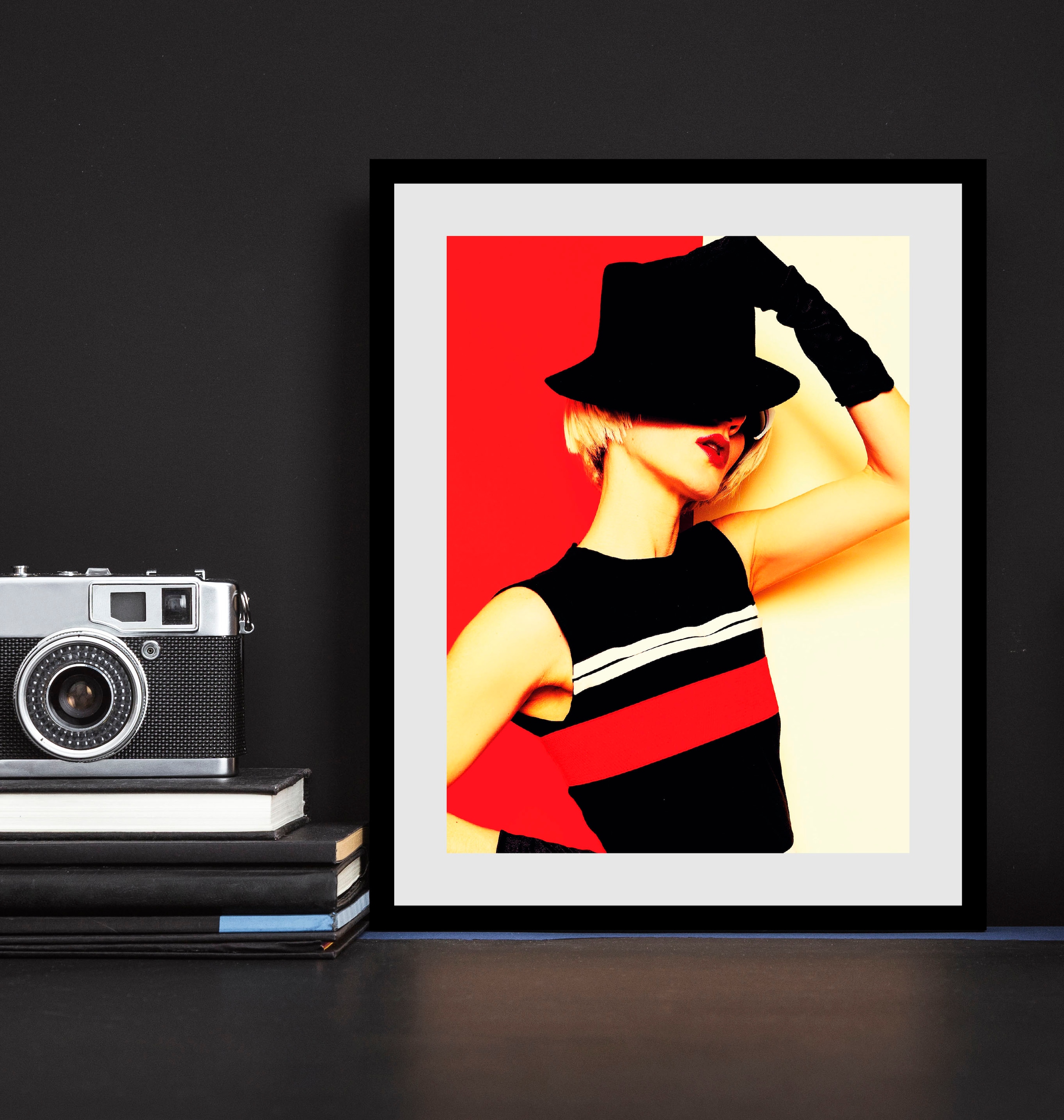 queence Bild "Faceless" Art Bilder von Frauen Fashion Frau Kunst Magazincover Mode 1 Stk. tlg. HD Premium Poster-Druck inkl. Holzrahmen
