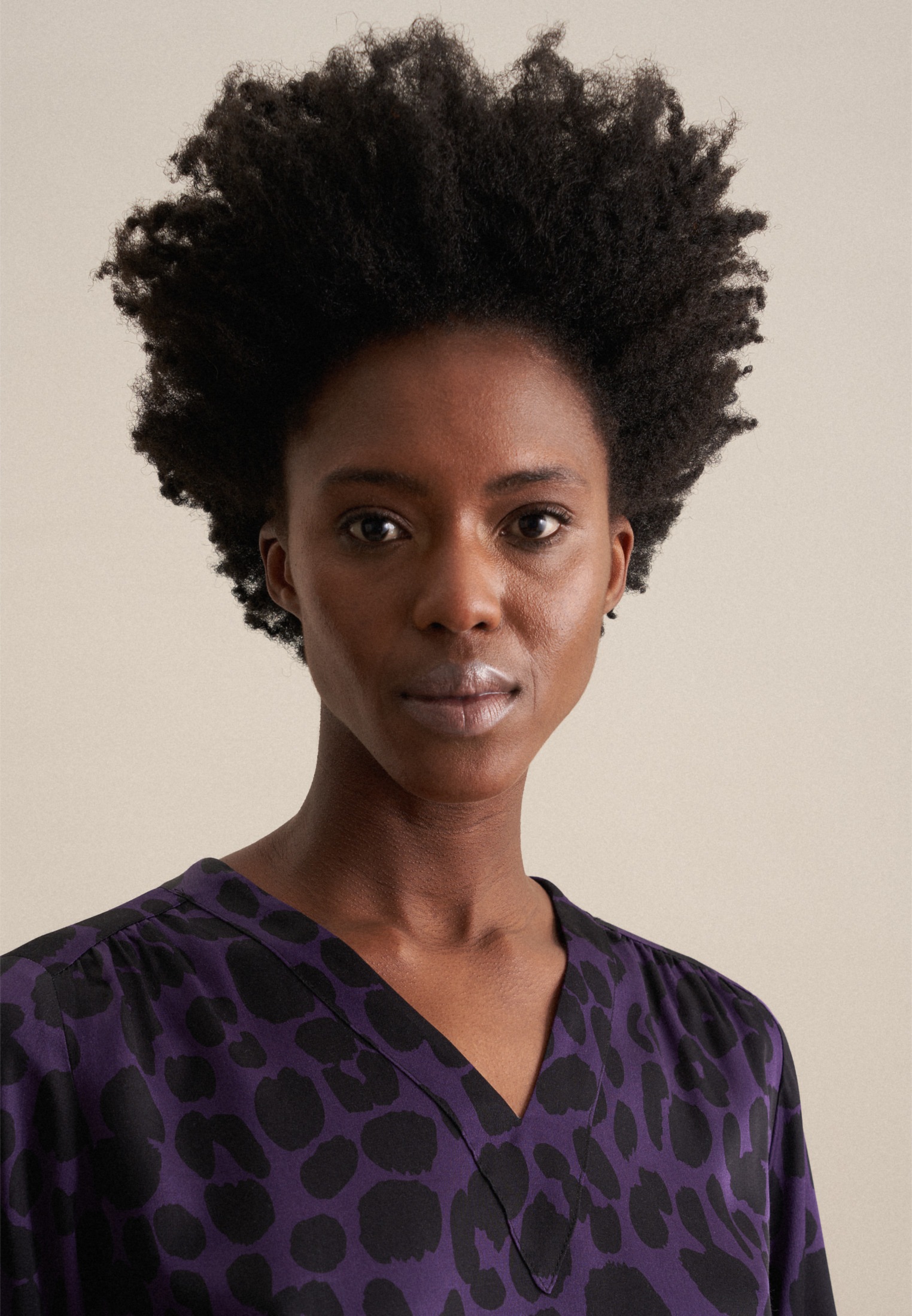 Thumbnail - seidensticker Shirtbluse "Schwarze Rose" 1/1 V-Neck Druck