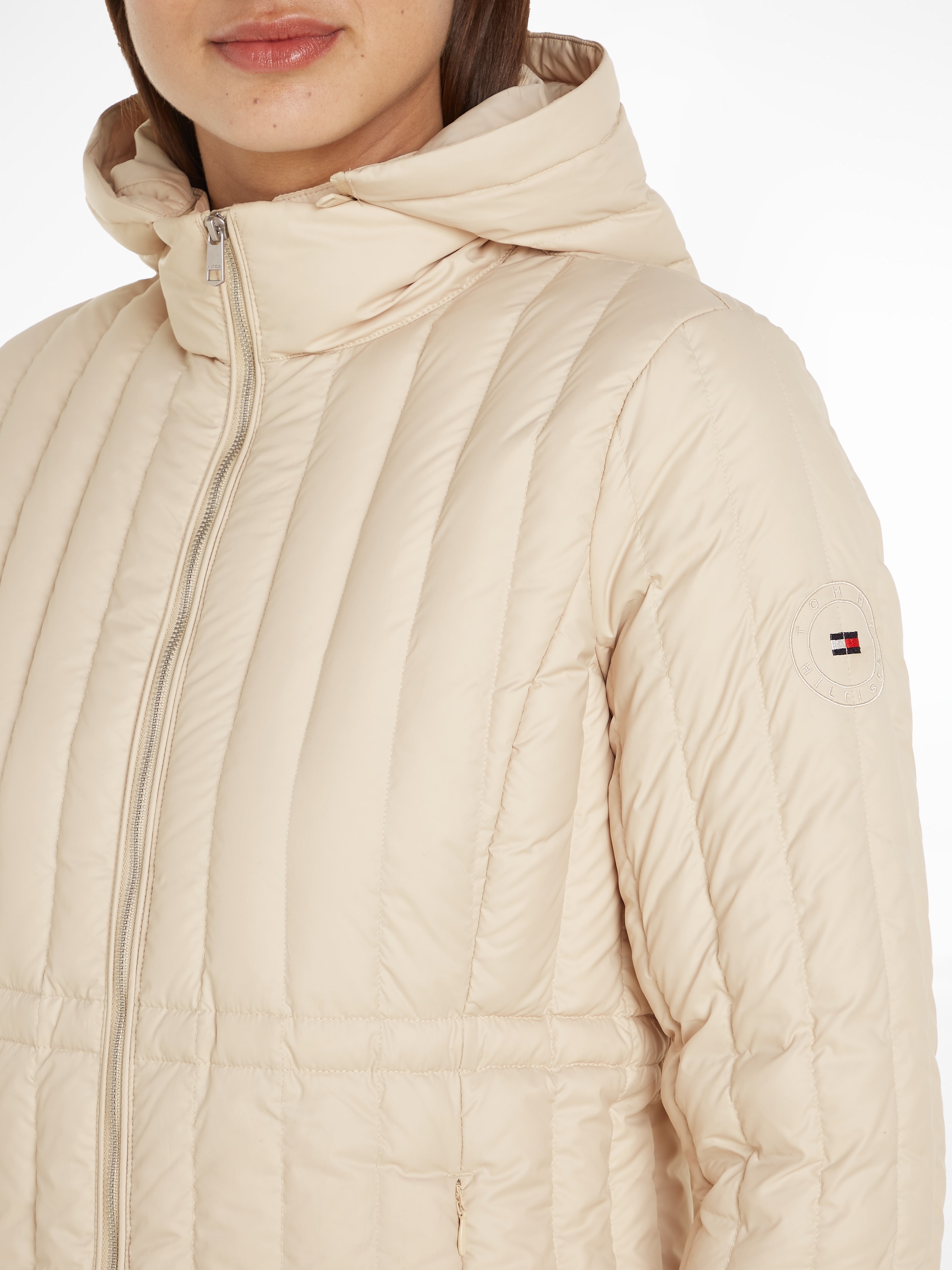 Tommy Hilfiger Daunenjacke »FEMININE LW DOWN JACKET«, mit Kapuze, mit Logostickerei