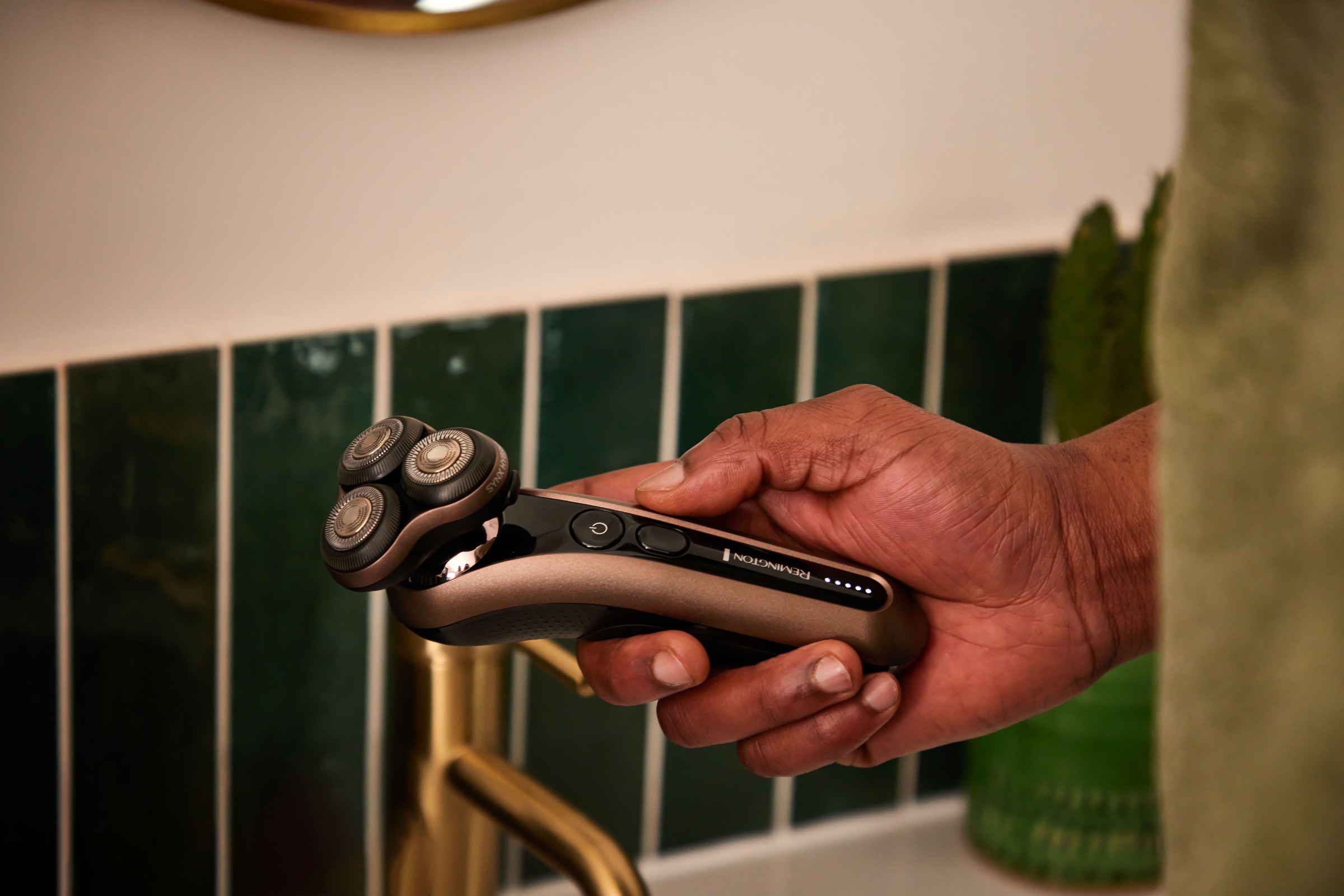 Remington Elektrorasierer »XR1795«, 1 St. Aufsätze, integrierter Präzisionstrimmer, Nass-& Trockenrasur, 360°PivotBallDrehgelenk, SynXSchneidsystem