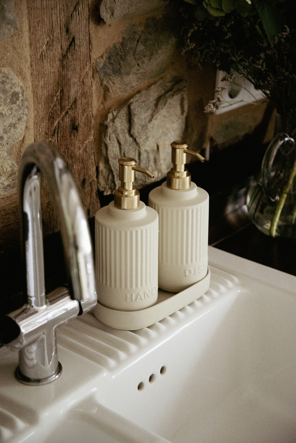 WENKO Seifenspender »Modell Heidi« mit Tablett, Soft-Touch-Oberfläche