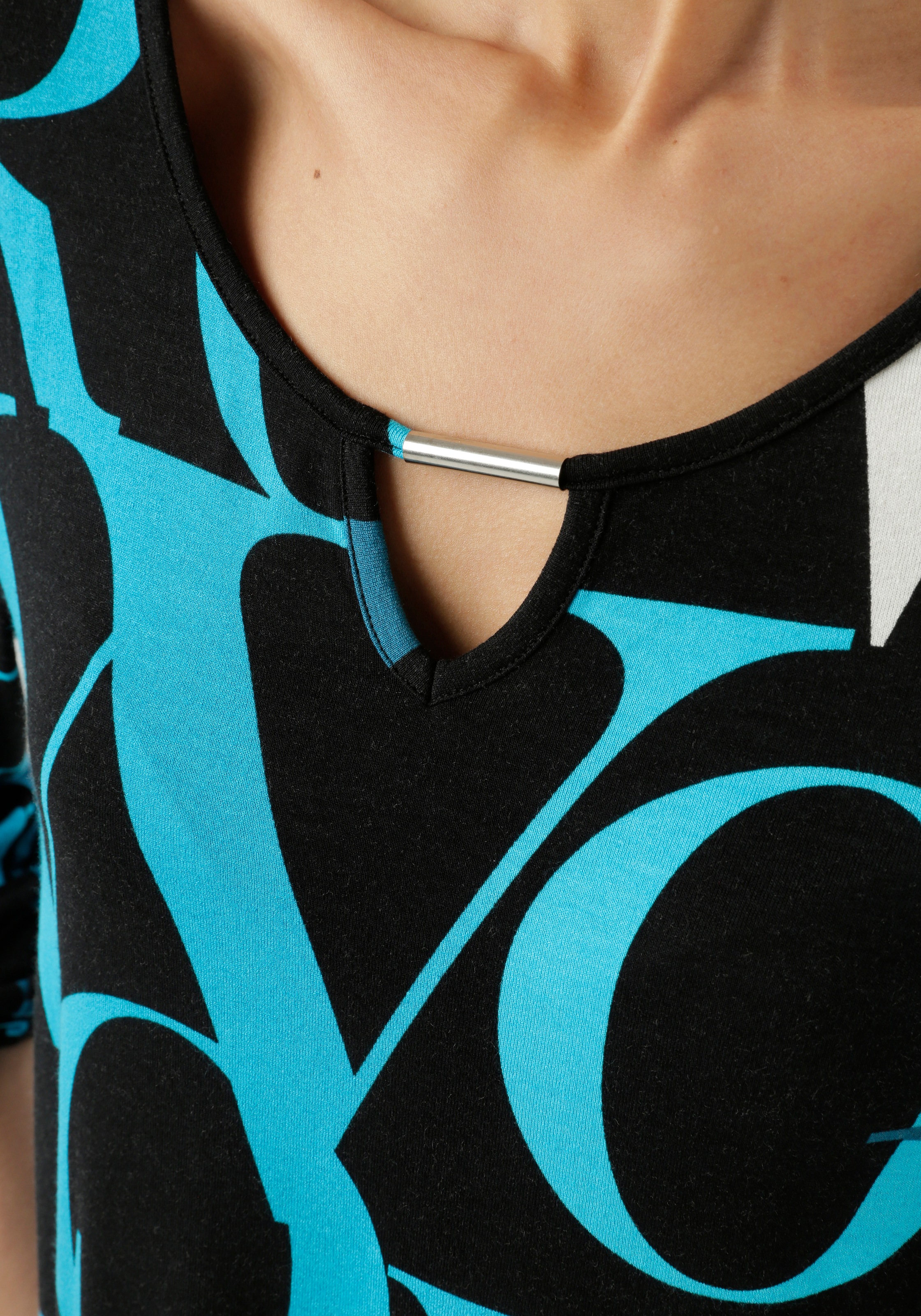 Thumbnail - Aniston SELECTED Langarmshirt, mit Cut-out und trendy Buchstabendruck - NEUE KOLLEKTION