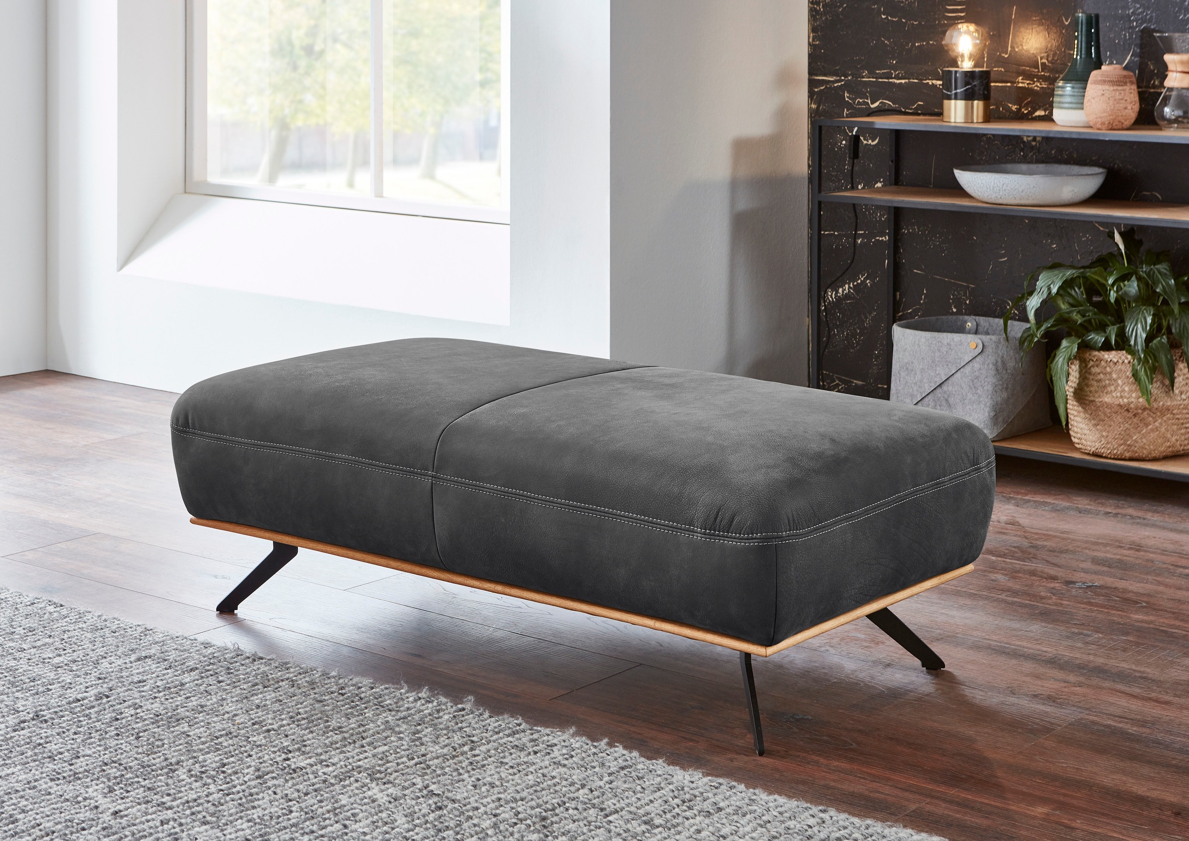 Die PlanBar Hocker »PN-EM18063 Breite 135«, hochwertige Kaltschaumpolsterung, stylische Metallfüße