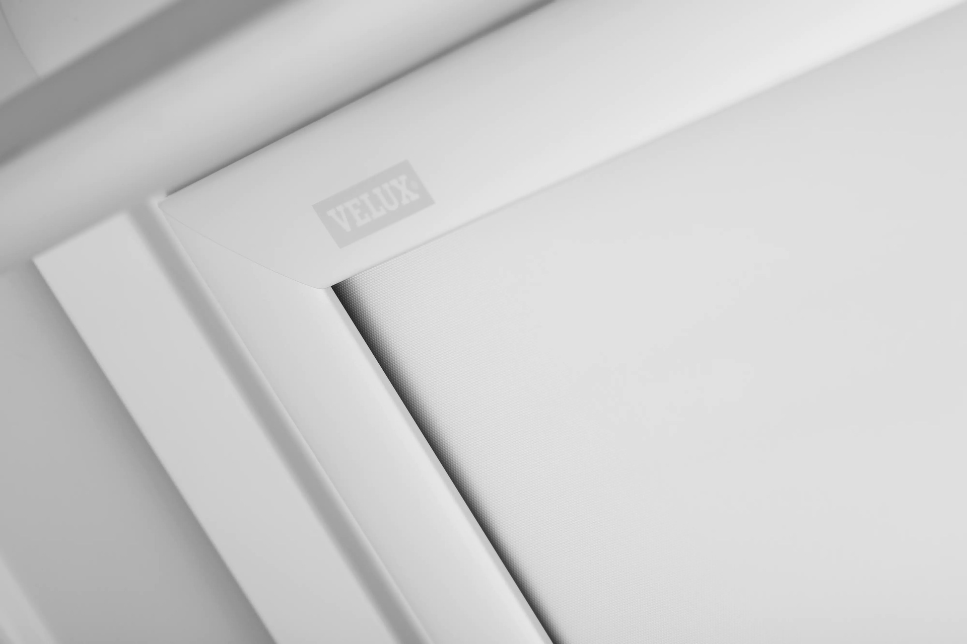 VELUX Verdunklungsrollo »DKL 1025SWL«, verdunkelnd, ohne Bohren, in Führungsschienen, Stoff weiß mit alufarbenen Führungsschienen & Griffleiste