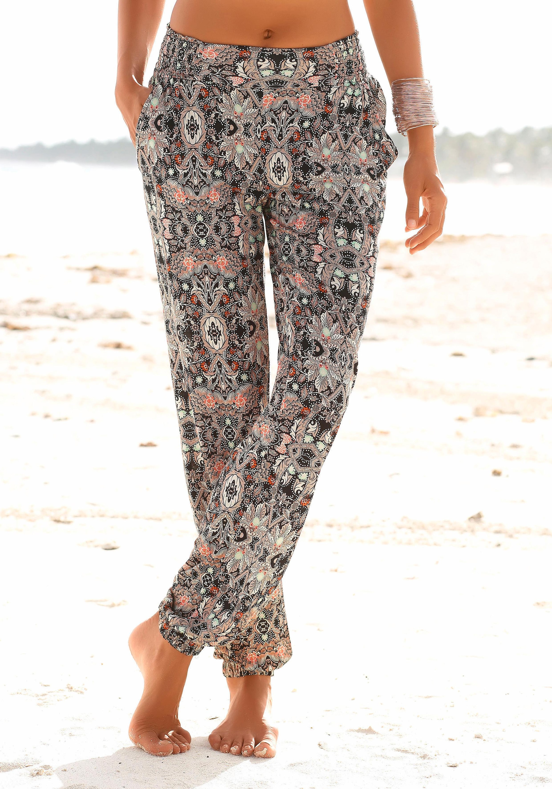 s.Oliver Strandhose "aus leichtem Jersey, Schlupfhose" mit Alloverprint und Taschen, Stoffhose, leichte Sommerhose, elastisch