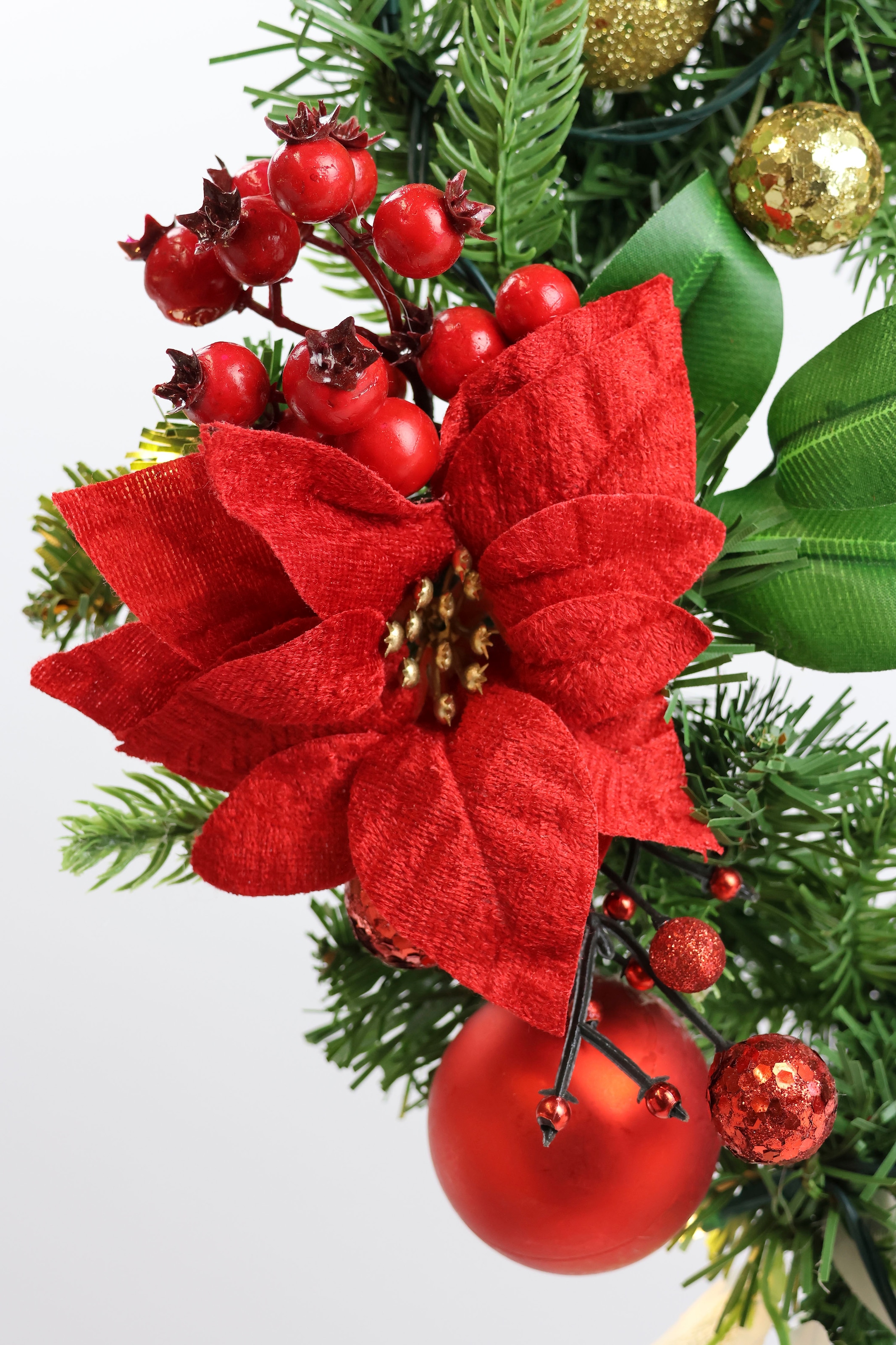 I.GE.A. Kunstkranz »Adventskranz Poinsettia mit LED Lichterkette«, Beeren Kugeln Weihnachtsstern Zapfen Zweige Weihnachtskranz Türkranz