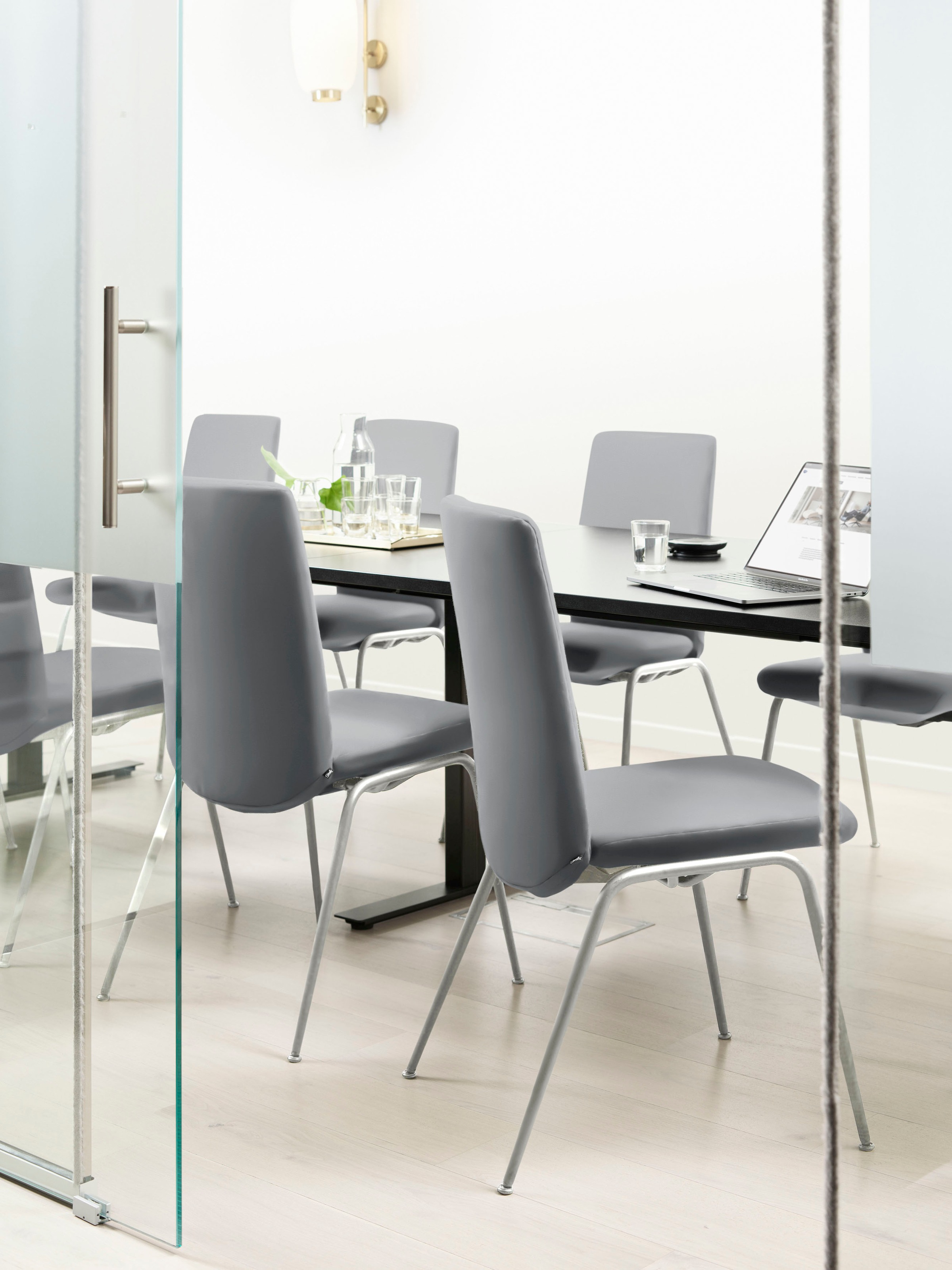 Polsterstuhl STRESSLESS "Laurel", grau (wild dove batick, schwarz matt), B:57cm H:92cm T:59cm, Leder BATICK: BATICK ist ein leicht korrigiertes, durchgefärbtes und genarbtes Möbelleder, bei dem die meisten Unebenheiten und Spuren in der Regel entfernt wur