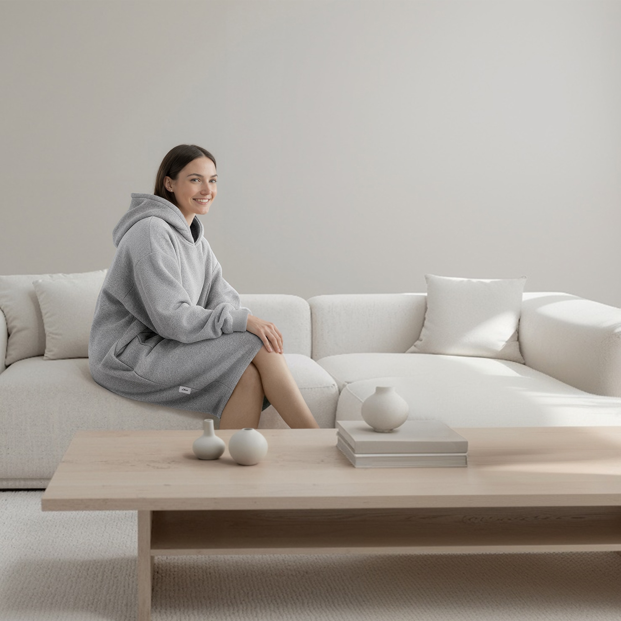 s.Oliver Wohndecke »s.Oliver Lounge Hoodie« mit Kapuze, Ärmeln und Tasche