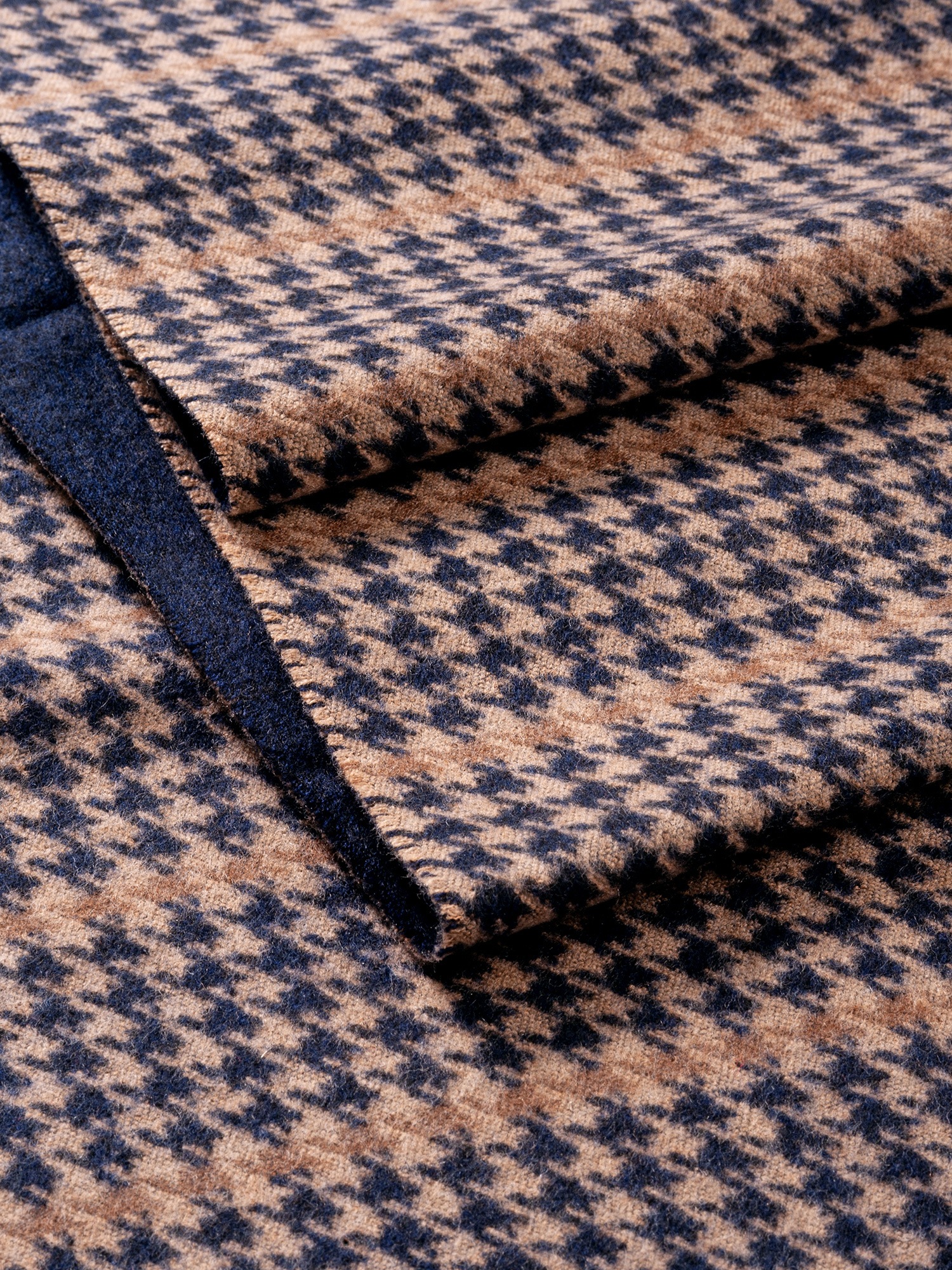 Thumbnail - MONTI Strickschal, mit elegantem Hahnentritt