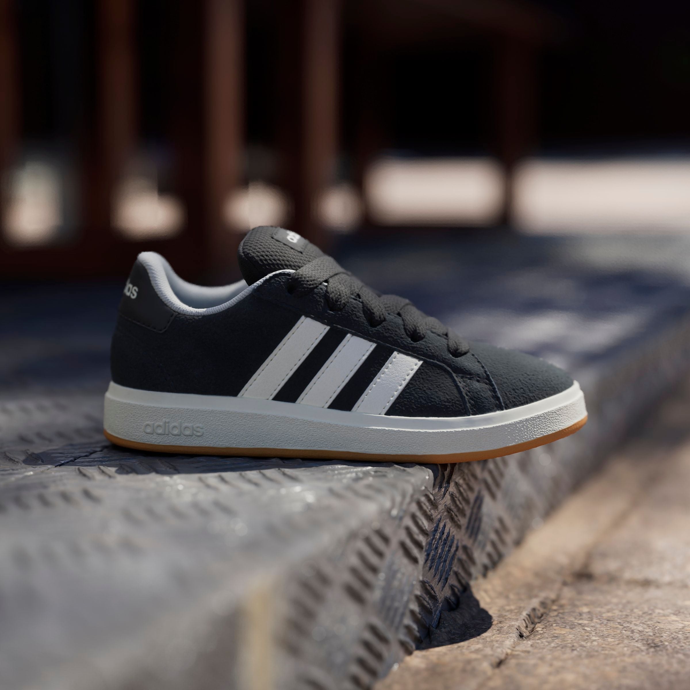adidas Sportswear Sneaker »GRAND COURT 00S KIDS«, Design auf den Spuren des adidas Superstar