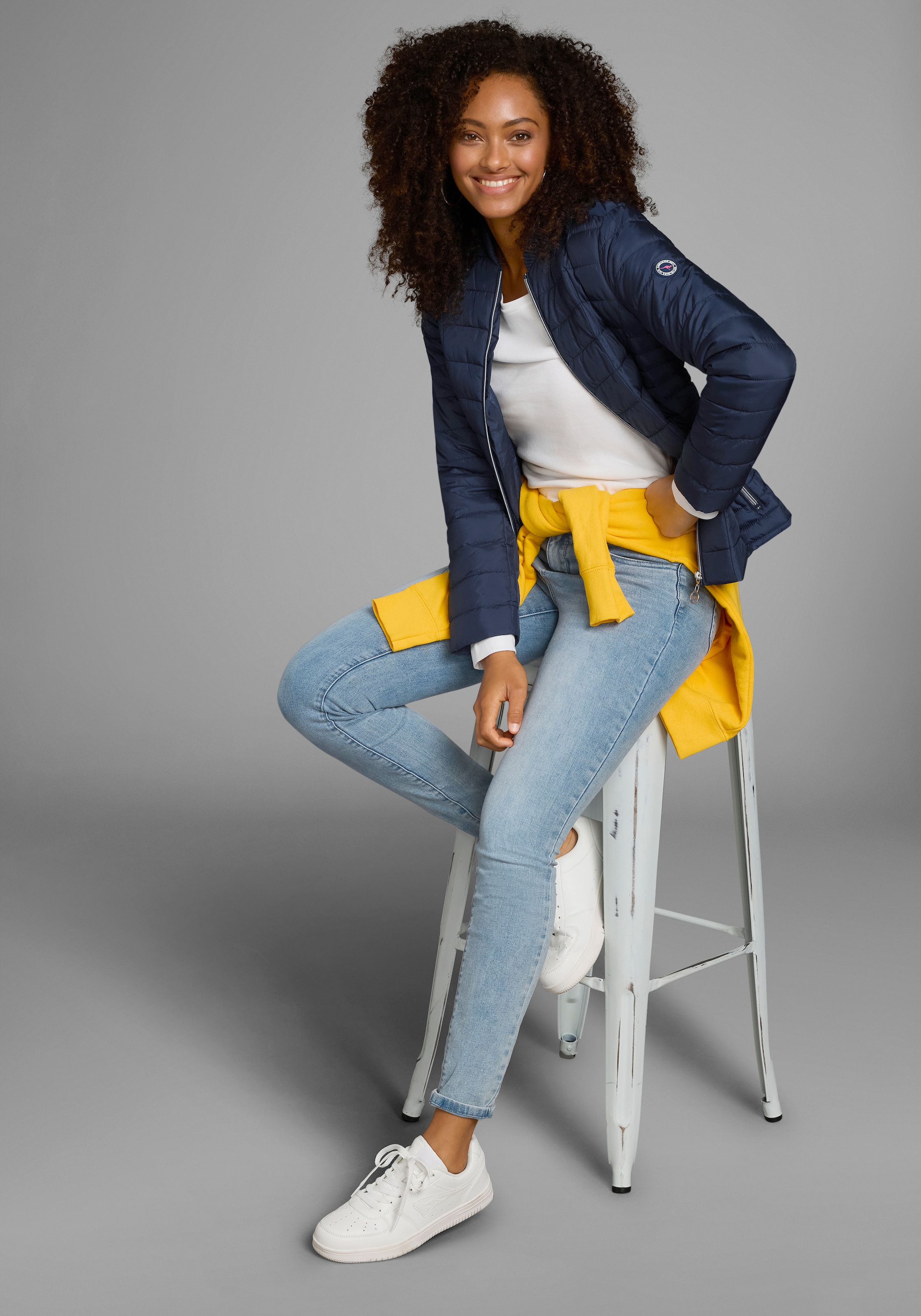 KangaROOS Steppjacke, figurbetonter Schnitt, hüftlange Passform