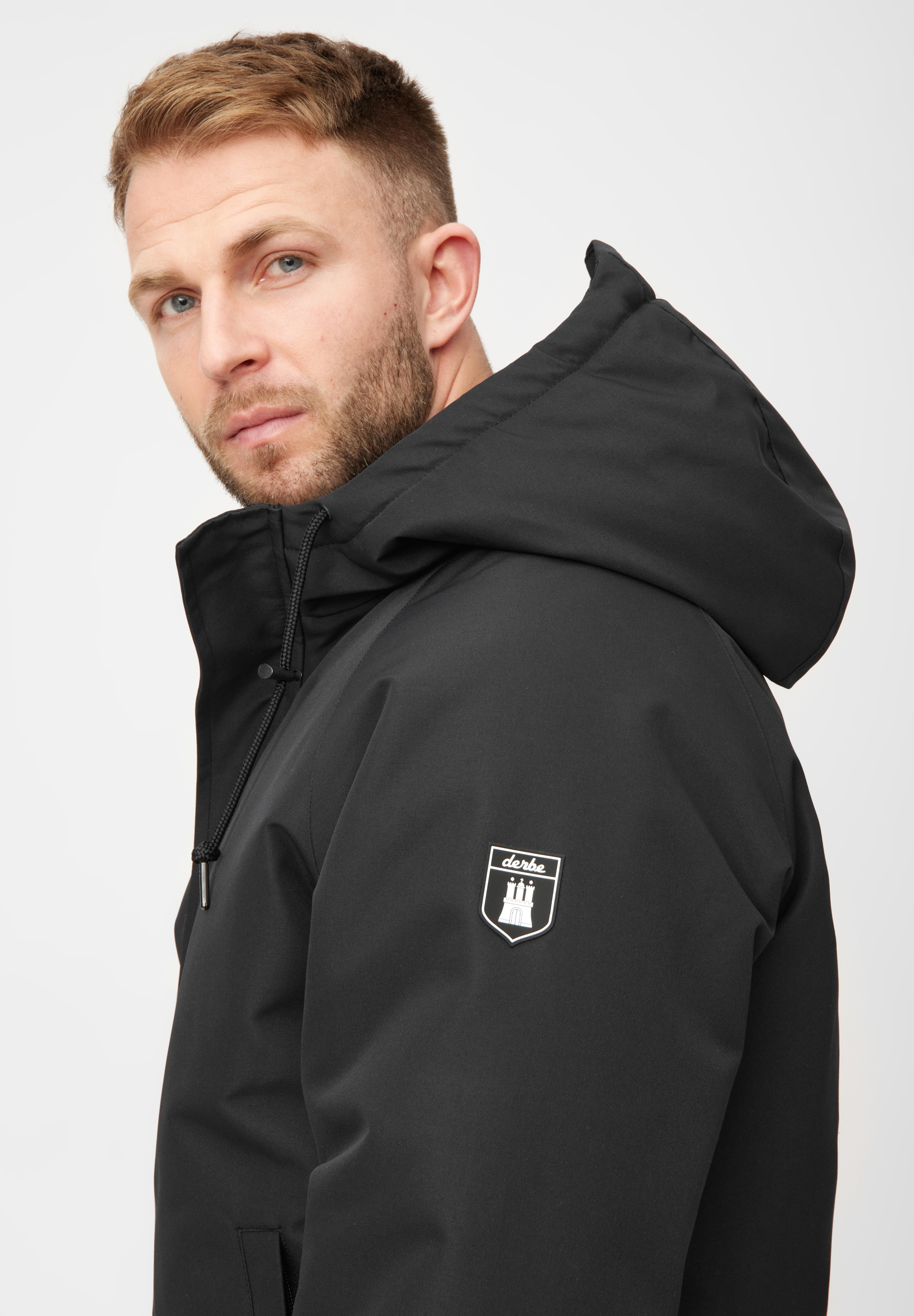 Derbe Winterjacke »Festholm Short«, PVC und PFC frei, wasserabweisend, winddicht, gefüttert, Kapuze
