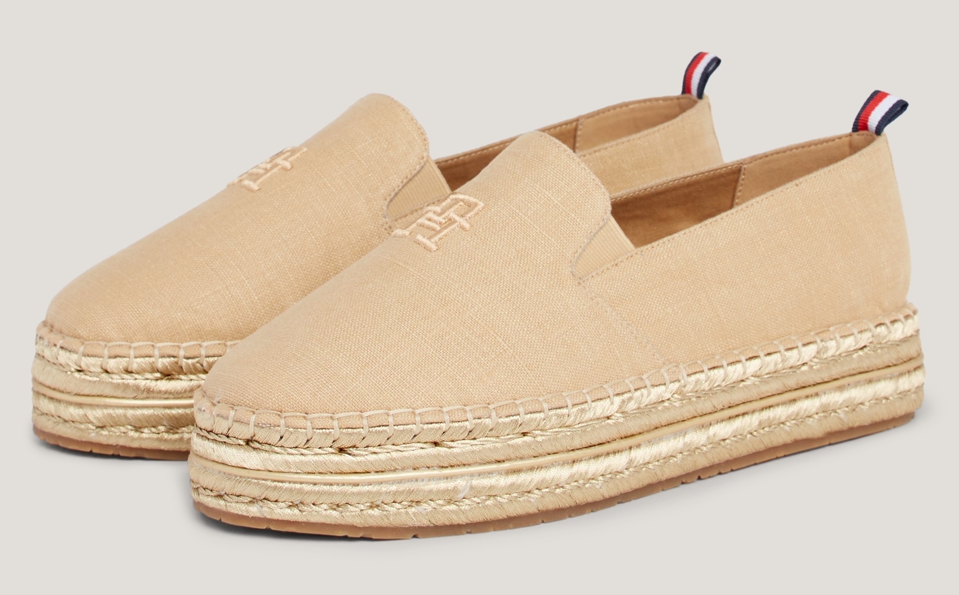 Tommy Hilfiger Espadrille "TH EMBROIDERED GOLD FLATFORM", Plateau Schuh, Sommerschuh, Slipper mit Stretcheinsätzen, schm