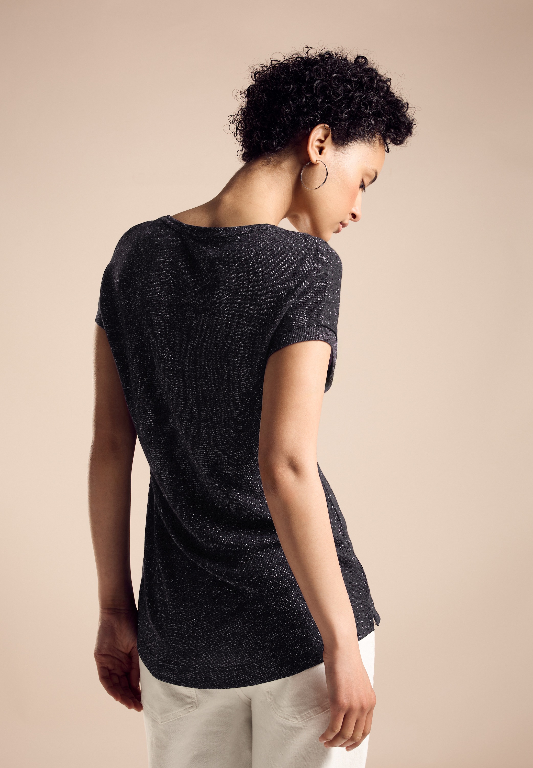STREET ONE Stricktop »LTD QR V-Neck shiny Shirt«, mit tiefem Rundhalsausschnitt