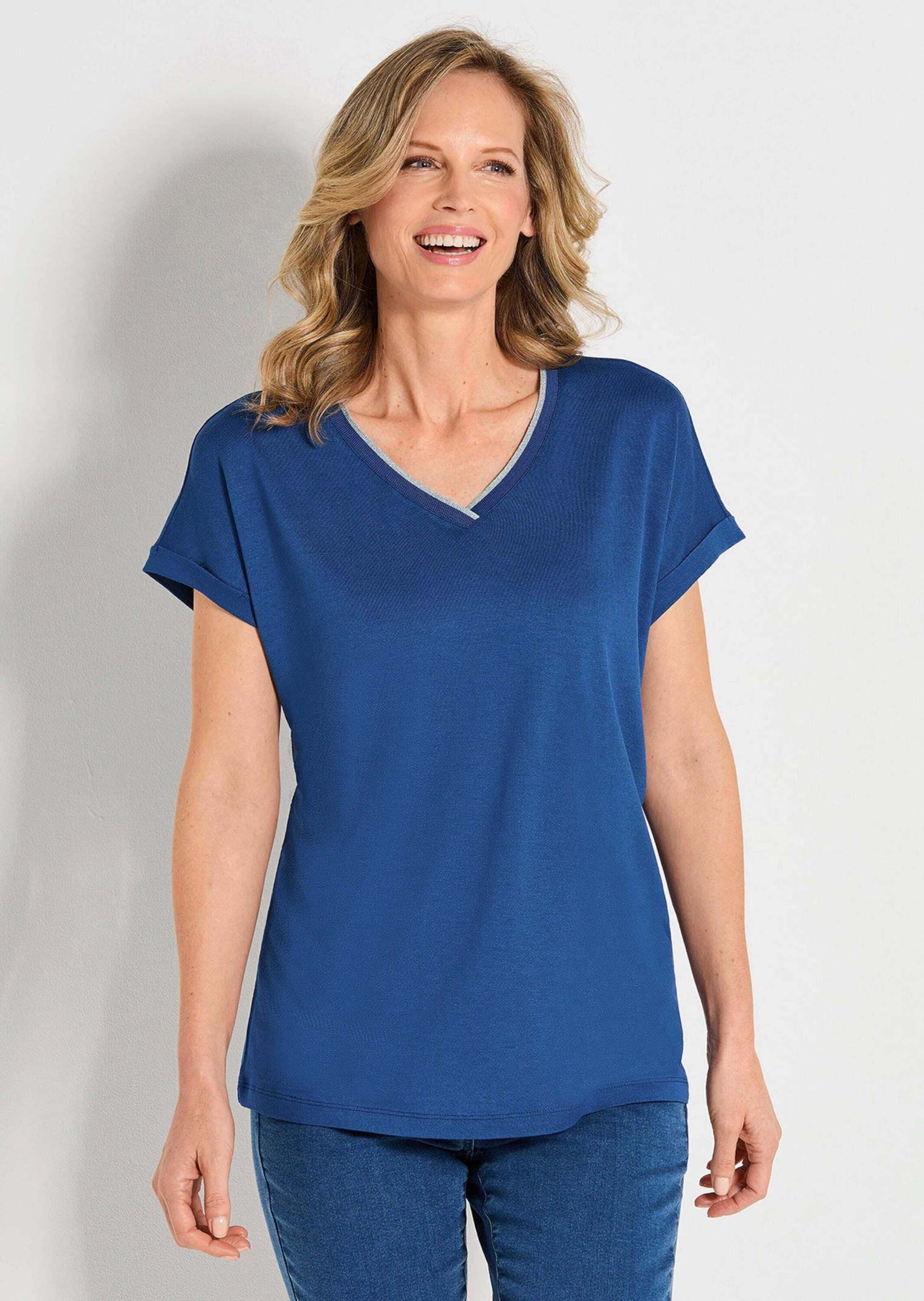 GOLDNER Kurzarmshirt »Kurzgröße Shirt mit glänzender Ausschnittblende«