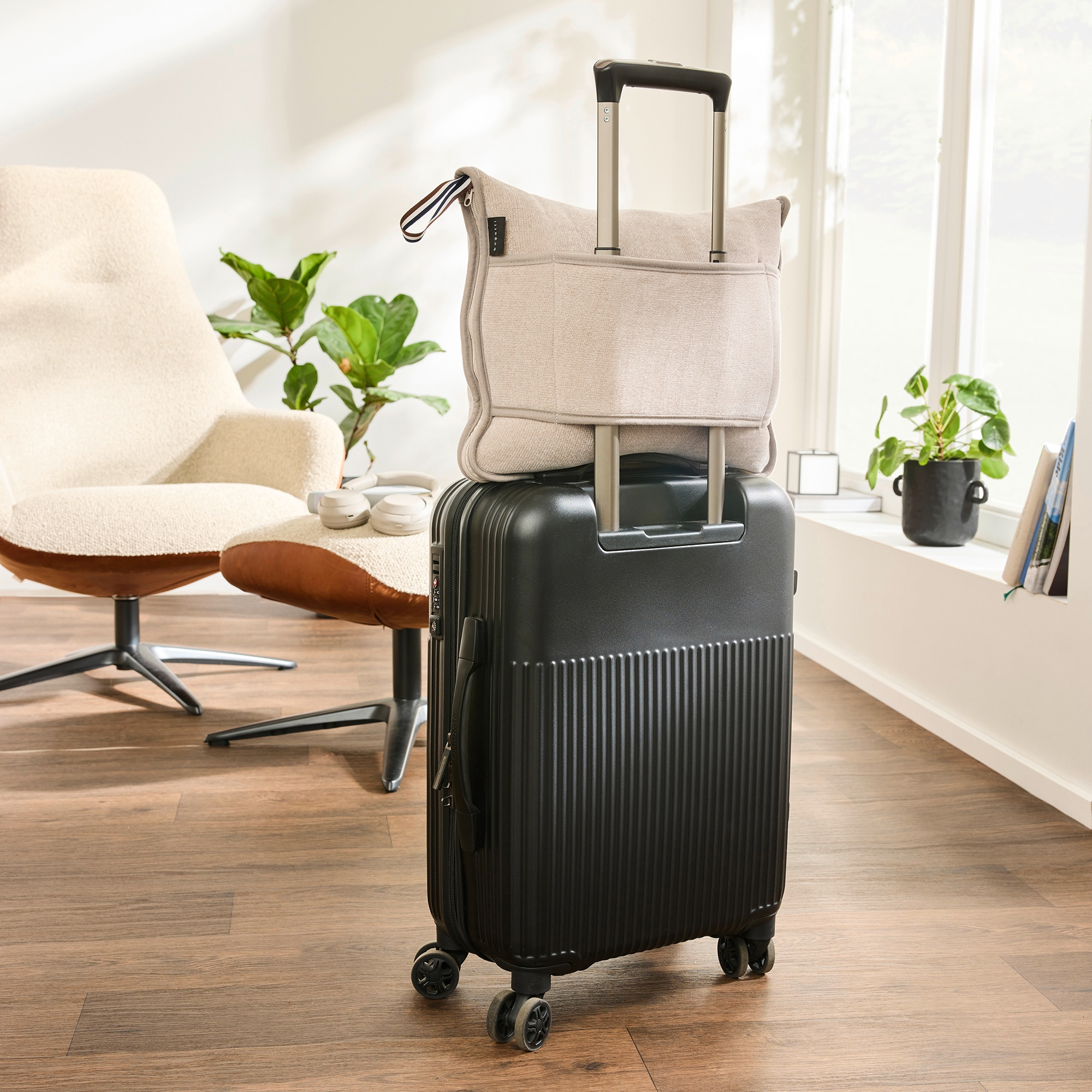 bugatti Wohndecke »bugatti Reisedecke Doppio Soft«, 2-in-1: Reisedecke & Kissen in einem