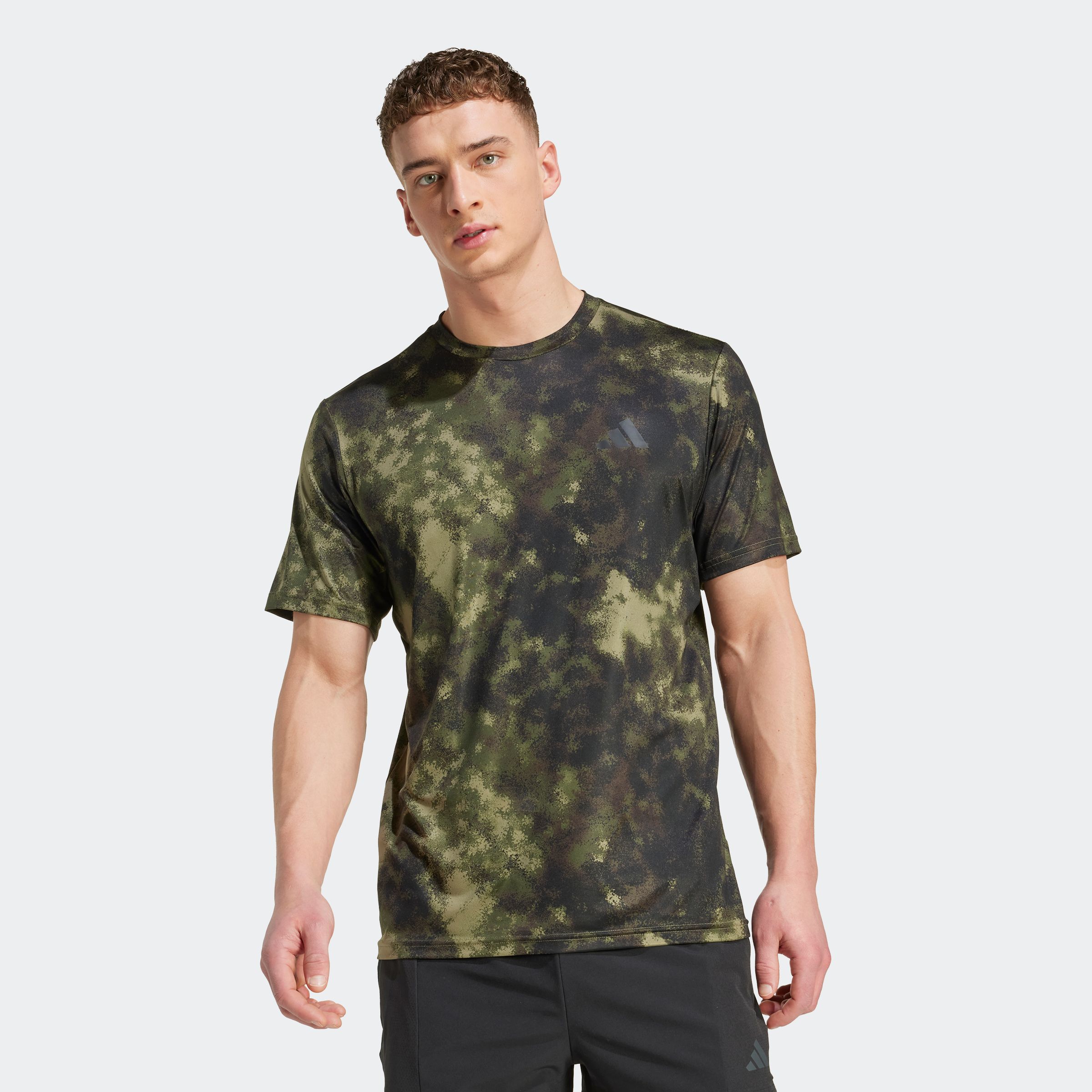 adidas Performance T-Shirt "TRAIN ESSENTIALS SEASONAL ALLOVER-PRINT" sportlicher Stil, Alloverprint im Camouflage-Look, schnell trocknend