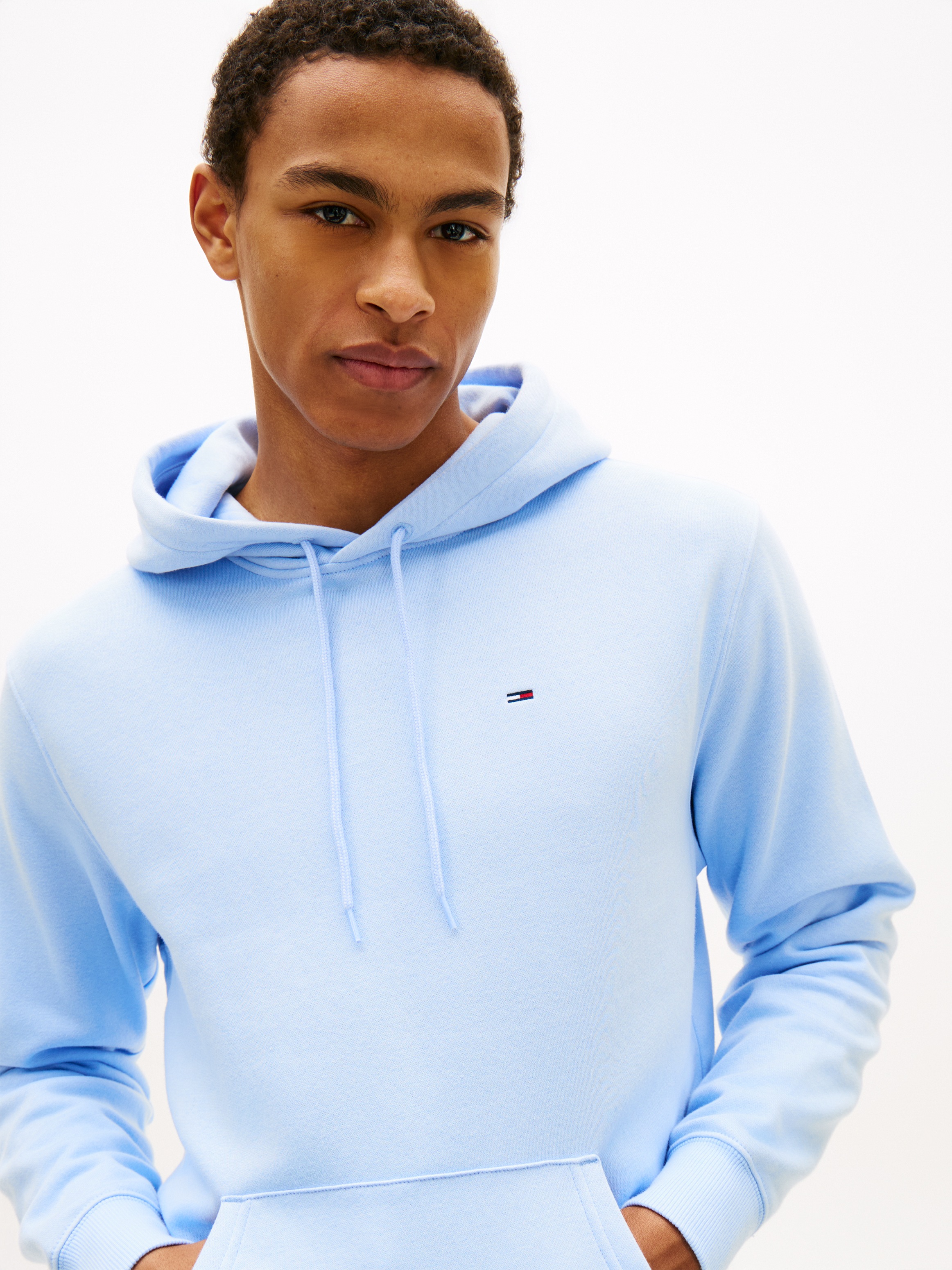 Tommy Jeans Hoodie "TJM REGULAR FLAG", mit bestickten Markenlogo auf Brusth günstig online kaufen