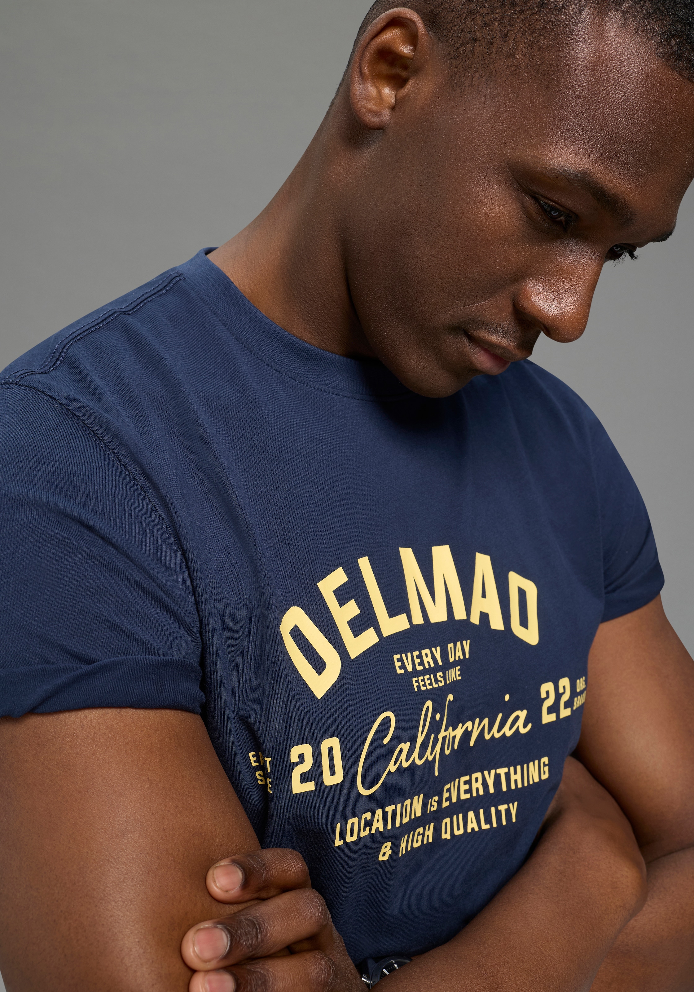 DELMAO Rundhalsshirt "Neue Kollektion" normale Passform, kurzarm, bedruckt, günstig online kaufen