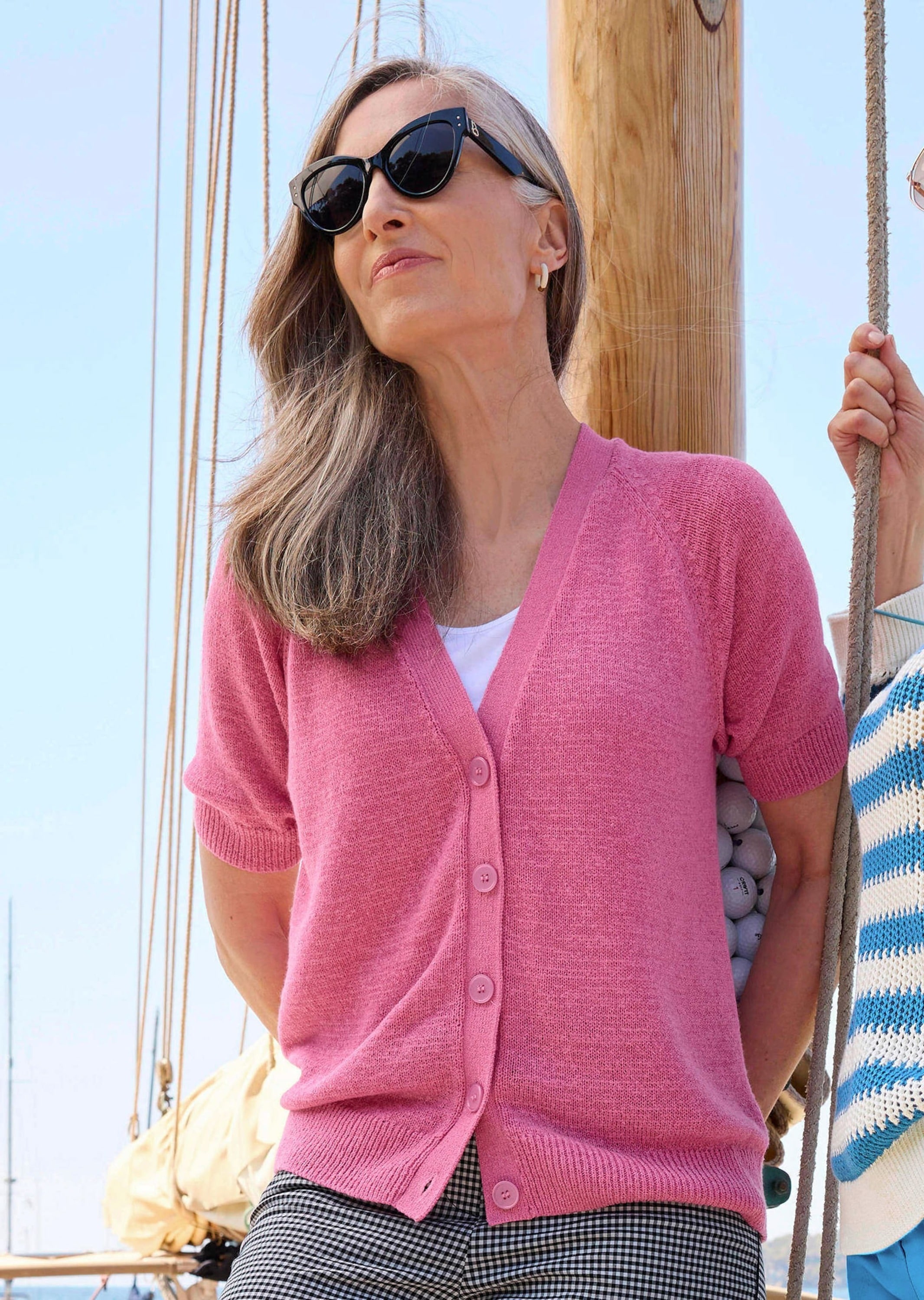 GOLDNER Strickjacke »Kurzgröße Damen Cardigan in Pink, Halbarm« Tonale Knöpfe