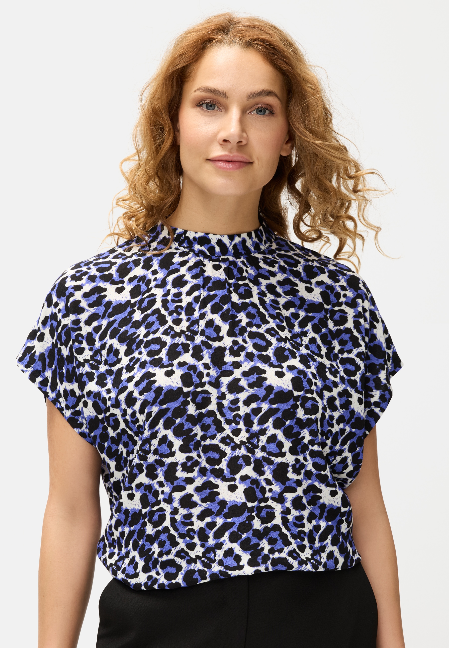 LASCANA Kurzarmbluse, mit Alloverdruck, Damenbluse, sportlich elegant günstig online kaufen