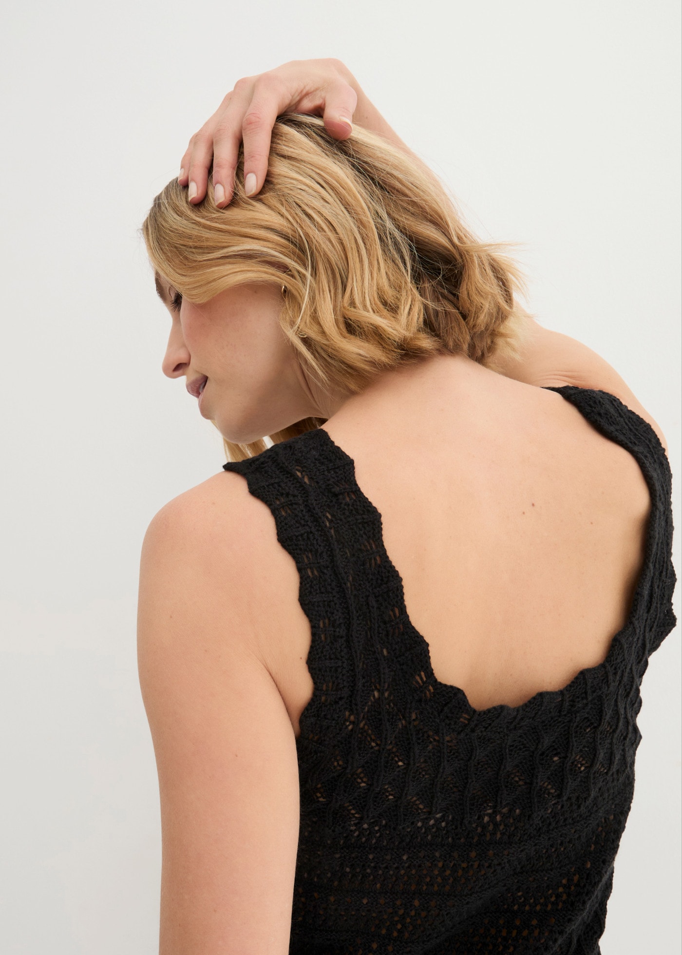 bonprix Stricktop aus Baumwollmix, figurumspielende Passform, ärmellos, ohne Kragen