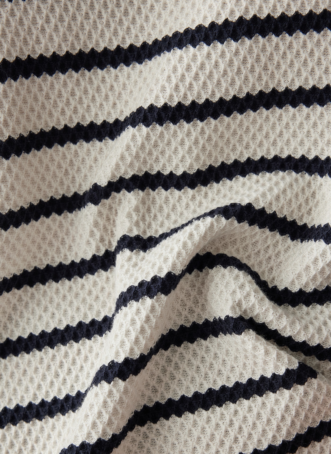 LeComte Sweatjacke »LeComte Gestreiftes Sweatshirt mit Details an Schulter und Ärmel«