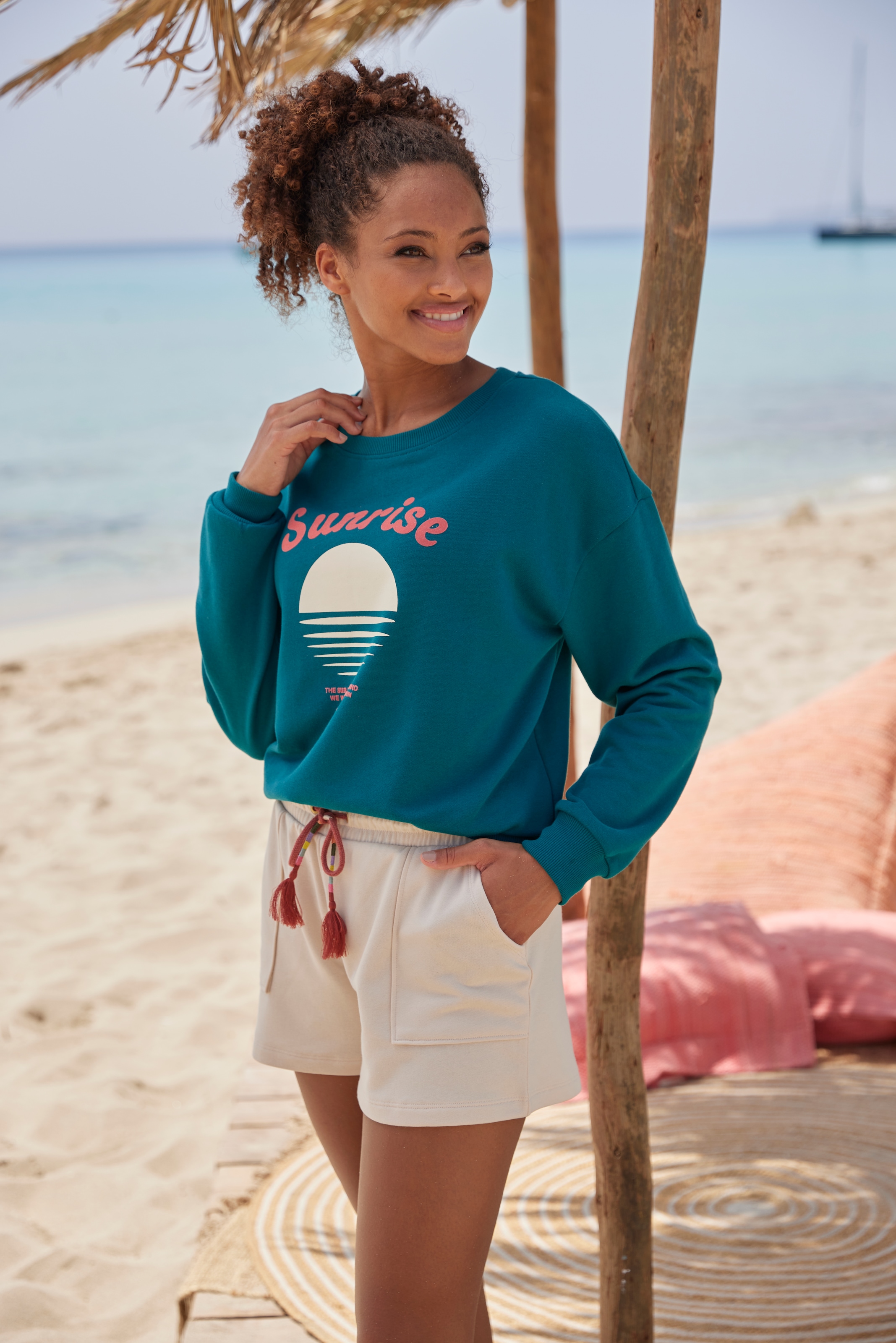 Vivance Sweatshorts, Kurze Hose mit aufgesetzten Taschen und Kontrastkordel, Loungewear