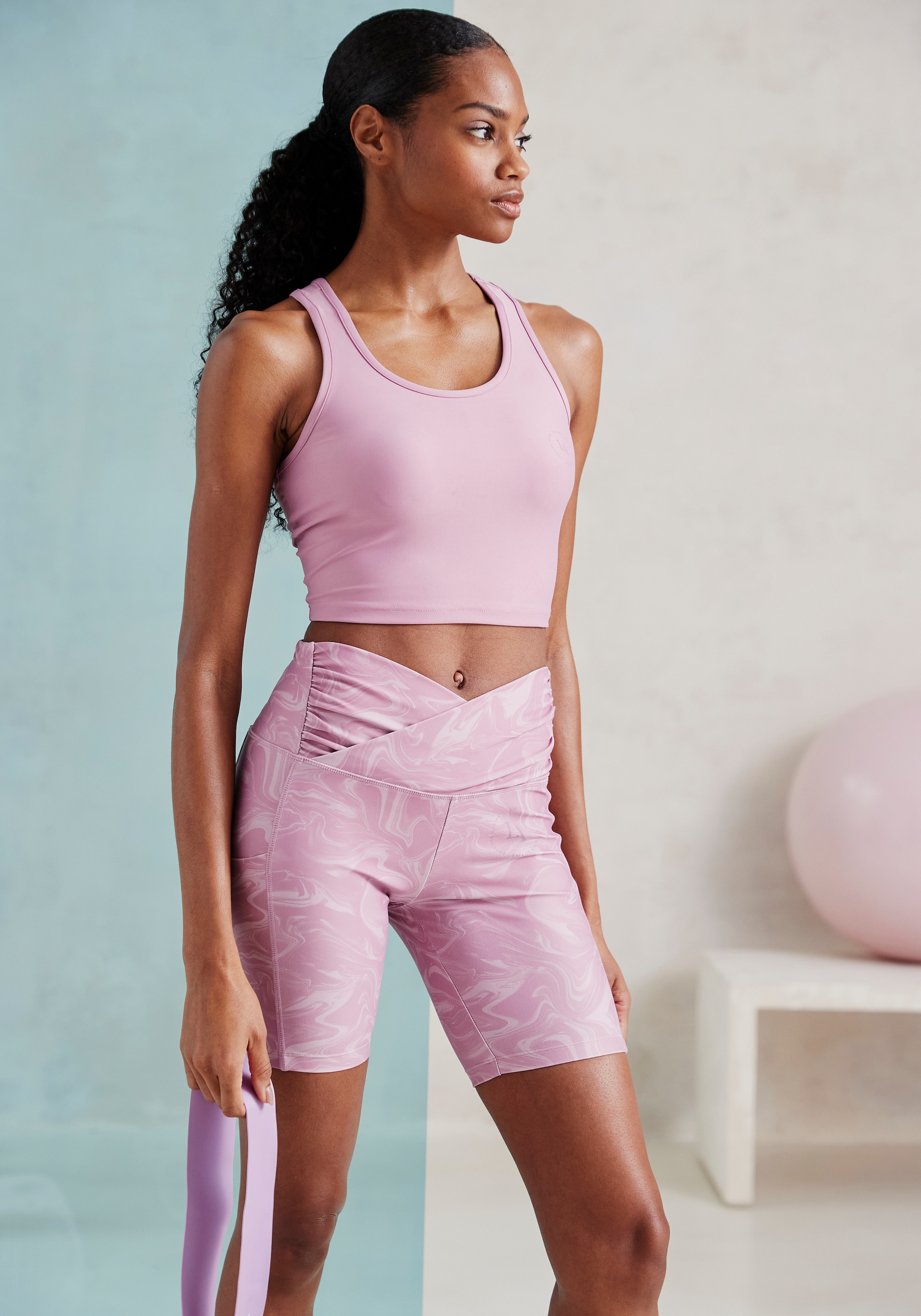 LASCANA ACTIVE Crop-Top »Sporttop«, mit Ringerrücken und Logodruck