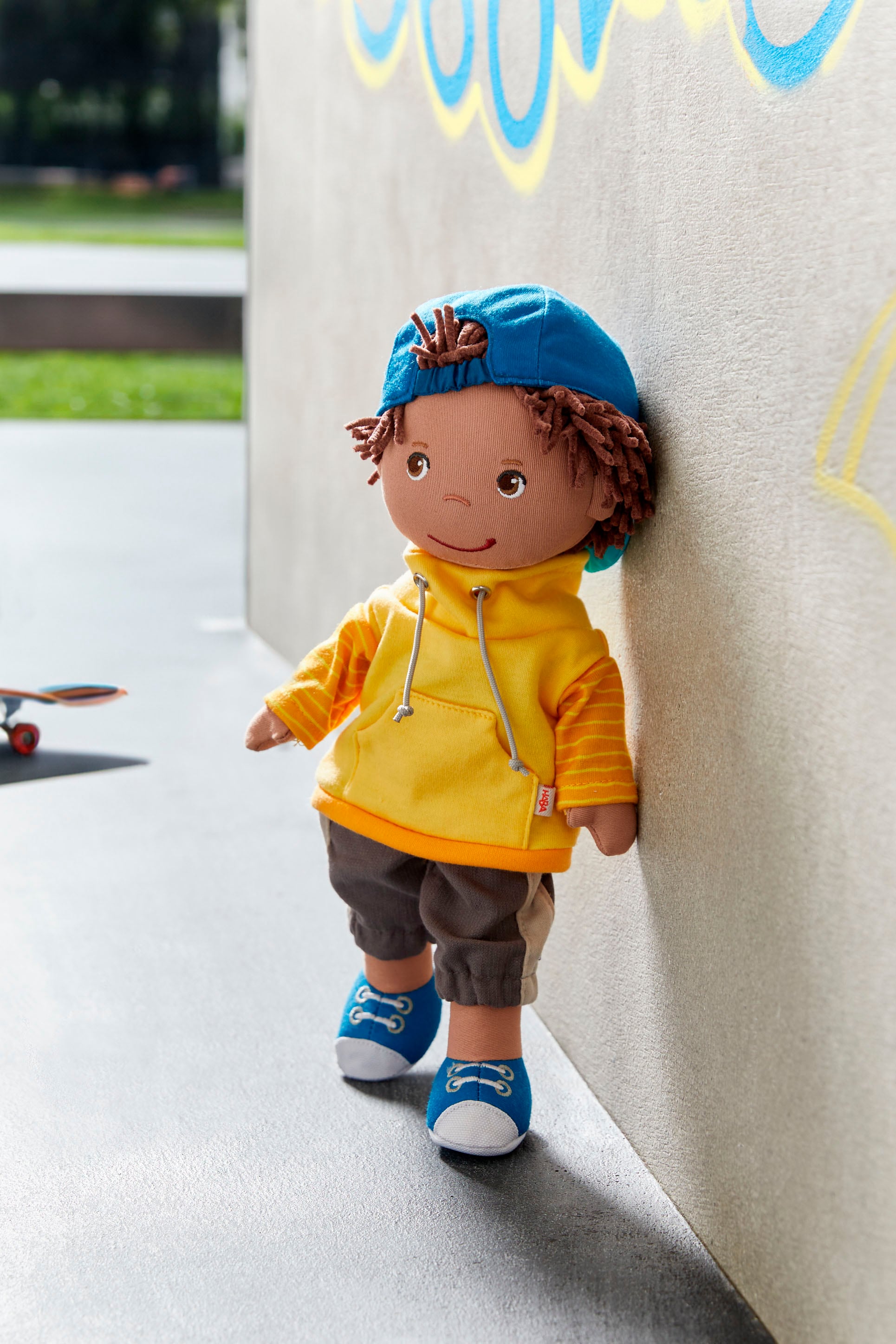 Haba Stoffpuppe »Bruno«, Mit Sweatshirt, Hose und Cap